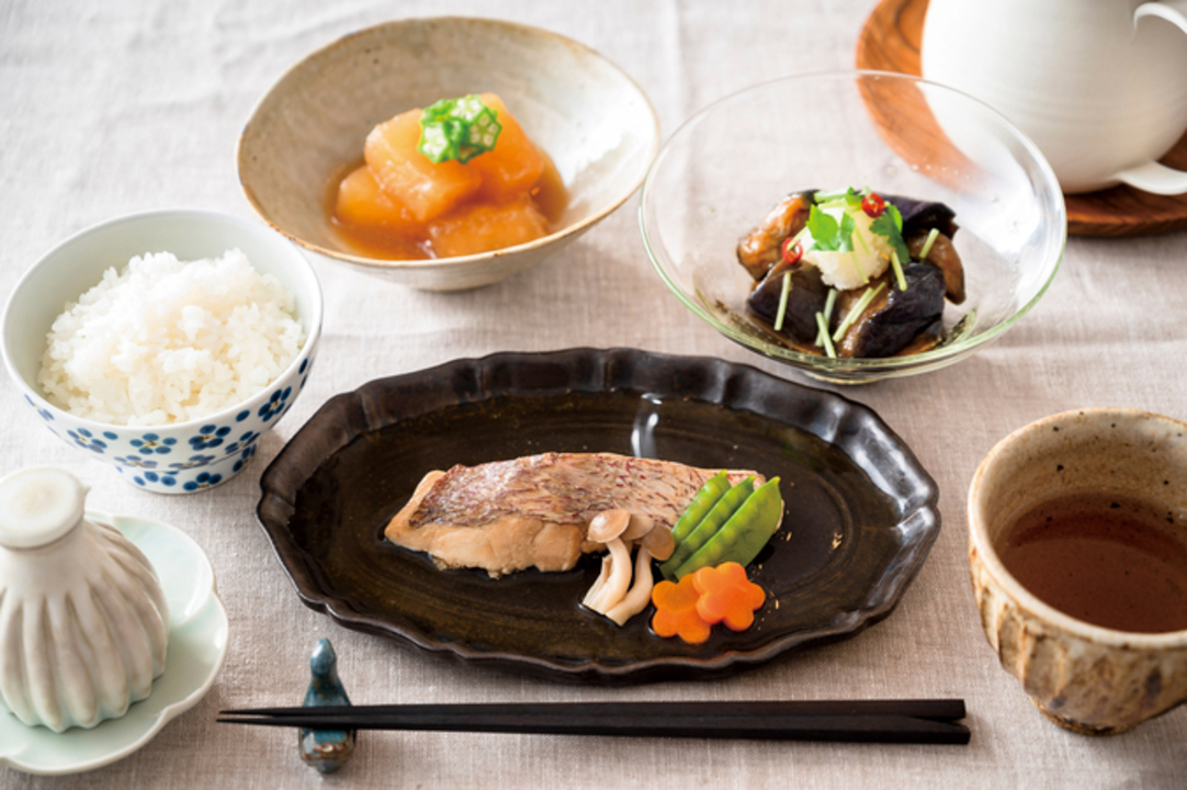 <div class='lum-box'><h4 class='fontColor_blue lum-font-size'>ロングライフチルド&クックフリーズ食品</h4></div><div class='lum-font-cnt'>病院・施設の食事提供。ホテルなどの朝食にも。また、緊急時・非常時の食材としても使用可能。100種類以上のラインナップ。保存料不使用の完全加熱調理済み食品。</div>