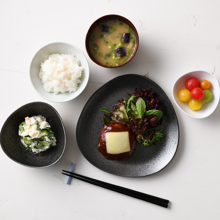 <div class='lum-box'><h4 class='fontColor_blue lum-font-size'>割れないアルミ製食器「うつわむすび」</h4></div><div class='lum-font-cnt'>陶器に見えるけど、実はアルミ製。アルミ製のため割れずに、軽いので、ご高齢の方でも安心してご利用いただけます。よりご家庭での食事に近い状況を食器で演出しています。</div>