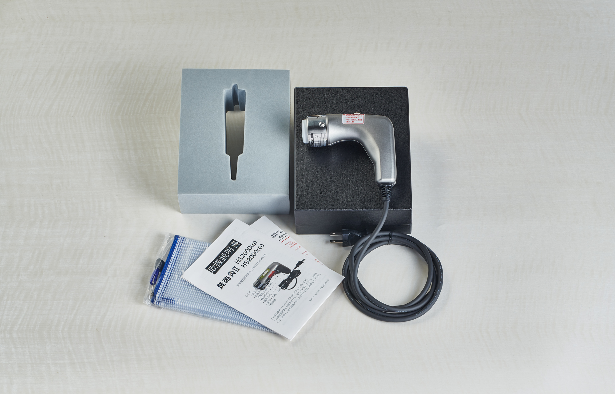 <div class='lum-box'><h4 class='fontColor_blue lum-font-size'>黄帝灸ナノプラチナ HS2000</h4></div><div class='lum-font-cnt'>開発されてから10年が経ち、少しずつ愛用者が増えてきているHS2000です。ピストルのような形をしているので、筋肉のコリやハリの強い患部にもしっかり押し当てることにより、じんわり温かくなり、緩和していきます。押し当てることにより指圧効果も得られ、一層効果を感じられます。</div>