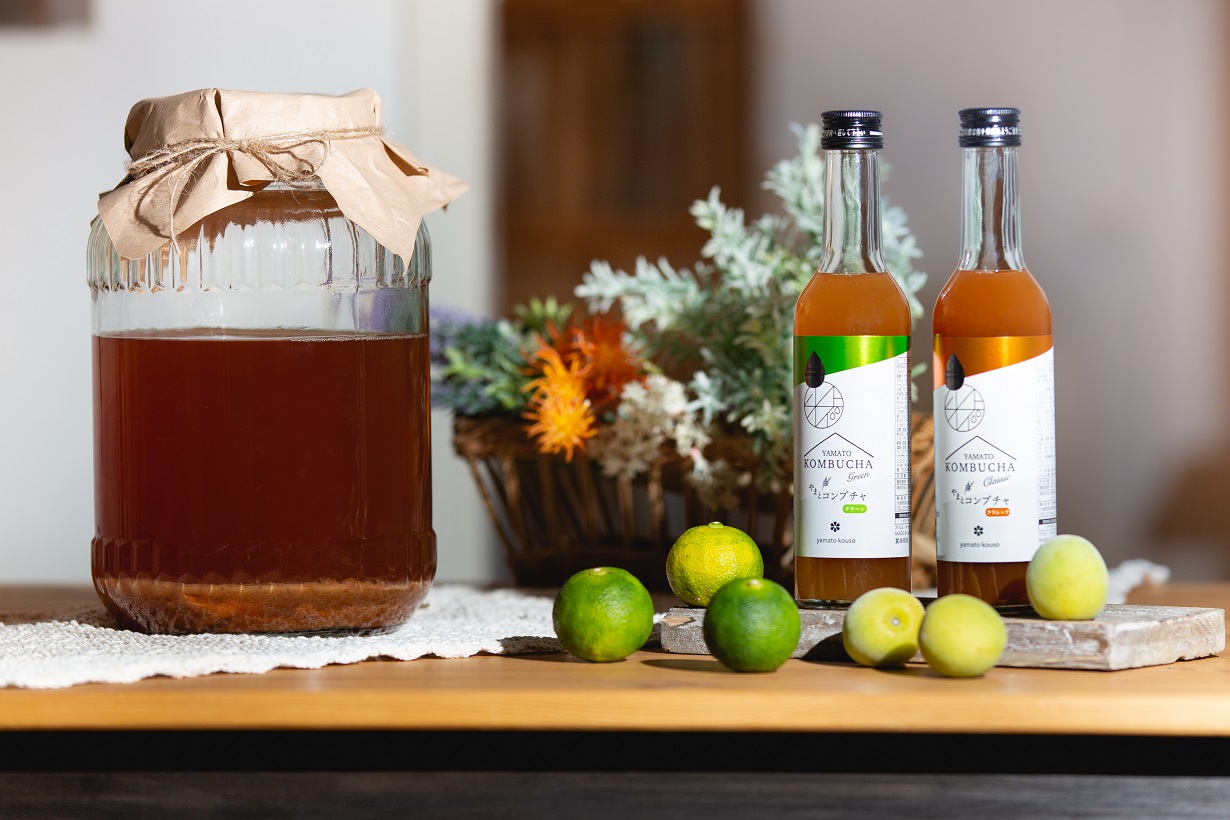 <div class='lum-box'><h4 class='fontColor_blue lum-font-size'>やまとコンブチャ（KOMBUCHA）</h4></div><div class='lum-font-cnt'>最高級の有機ルイボスを使って丁寧に抽出し、独自のコンブチャ菌塊でじっくりと醸造してつくる本格的な発酵ドリンク（KOMBUCHA）。2シリーズ5種類。</div>