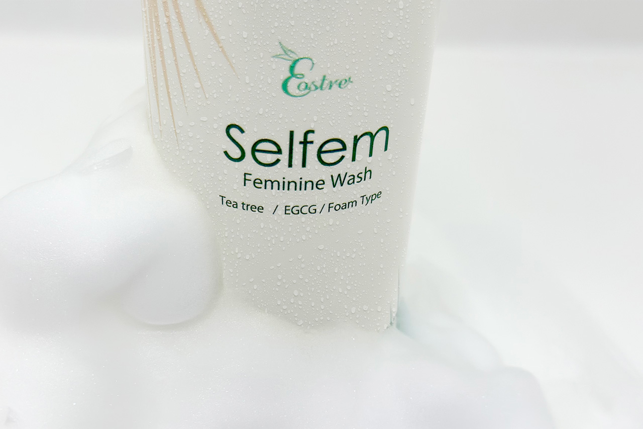 <div class='lum-box'><h4 class='fontColor_blue lum-font-size'>Selfem Feminine wash</h4></div><div class='lum-font-cnt'>デリケートゾーン専用ボディーソープ：PHを膣内部と同じ弱酸性（4.5~5）に調整し、洗いやすいように泡状としました。ベビーソープと同様の肌に優しい成分のみを使用し、石油系界面活性剤などは不使用。天然成分にこだわり、ティーツリーや茶カテキン、乳酸、ヒト幹細胞培養液など、効果の高い成分を配合しました。</div>