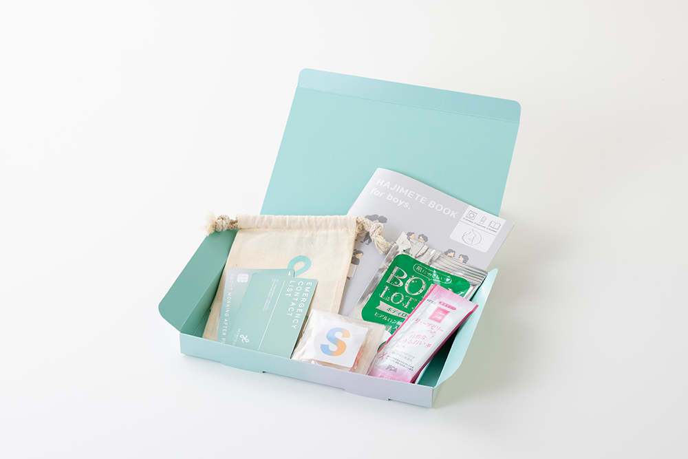 <div class='lum-box'><h4 class='fontColor_blue lum-font-size'>はじめてキット for BOYS</h4></div><div class='lum-font-cnt'>妊娠や中絶を経験するのは女性側のため、男性は学ぶ機会が少ないですが、女性とお付き合いやセックスをするのであれば必ず知っておいてほしい、男の子達の力強い味方となるキット。
・専門家の監修を受けた、はじめてのセックスを迎える男性に役立つ知識が満載の小冊子
・練習用のコンドームとローション、潤滑ゼリー</div>
