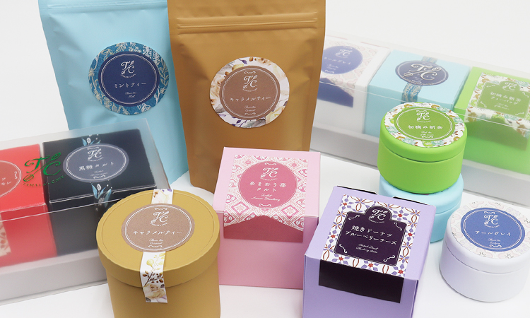 <div class='lum-box'><h4 class='fontColor_blue lum-font-size'>100枚から安価で対応できるオリジナルシール印刷「選べるシール」</h4></div><div class='lum-font-cnt'>規定サイズにはなりますが、100枚から安価でオリジナルのシール印刷が可能です。＠彩に対応していない資材でも、当システムをご利用いただければ、小ロットでのオリジナル商品展開が可能です。</div>