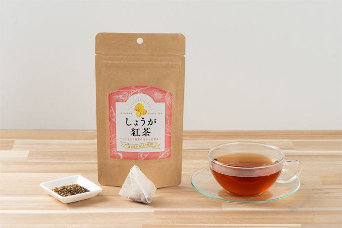 <div class='lum-box'><h4 class='fontColor_blue lum-font-size'>しょうが紅茶</h4></div><div class='lum-font-cnt'>国産しょうがに、スパイス感ある「シナモン」、ほんのり甘い「甜茶」を配合した「しょうが紅茶」です。シナモンのスパイス感ある風味が特徴です。</div>