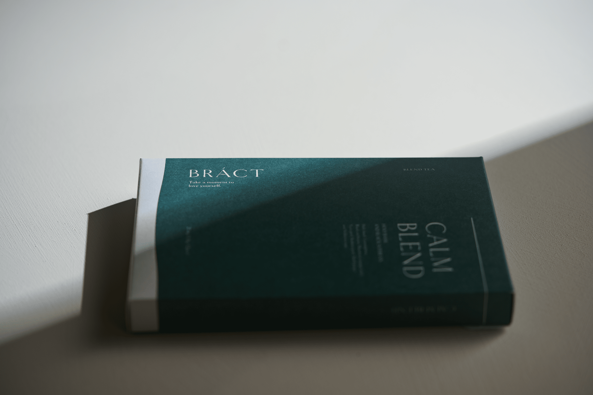 <div class='lum-box'><h4 class='fontColor_blue lum-font-size'>BRÁCT CALM BLEND</h4></div><div class='lum-font-cnt'>「こころ」のゆらぎへアプローチ。
無農薬栽培で育てられたホーリーバジルをベースに、リラックスタイムと相性の良い月桃や、女性の健康に嬉しい黒豆をブレンド。記憶の中にある、どこか懐かしくやさしい香りが、揺らいだ「こころ」を包み込み、穏やかなひとときへと誘います。素材は全て国産品を使用。</div>