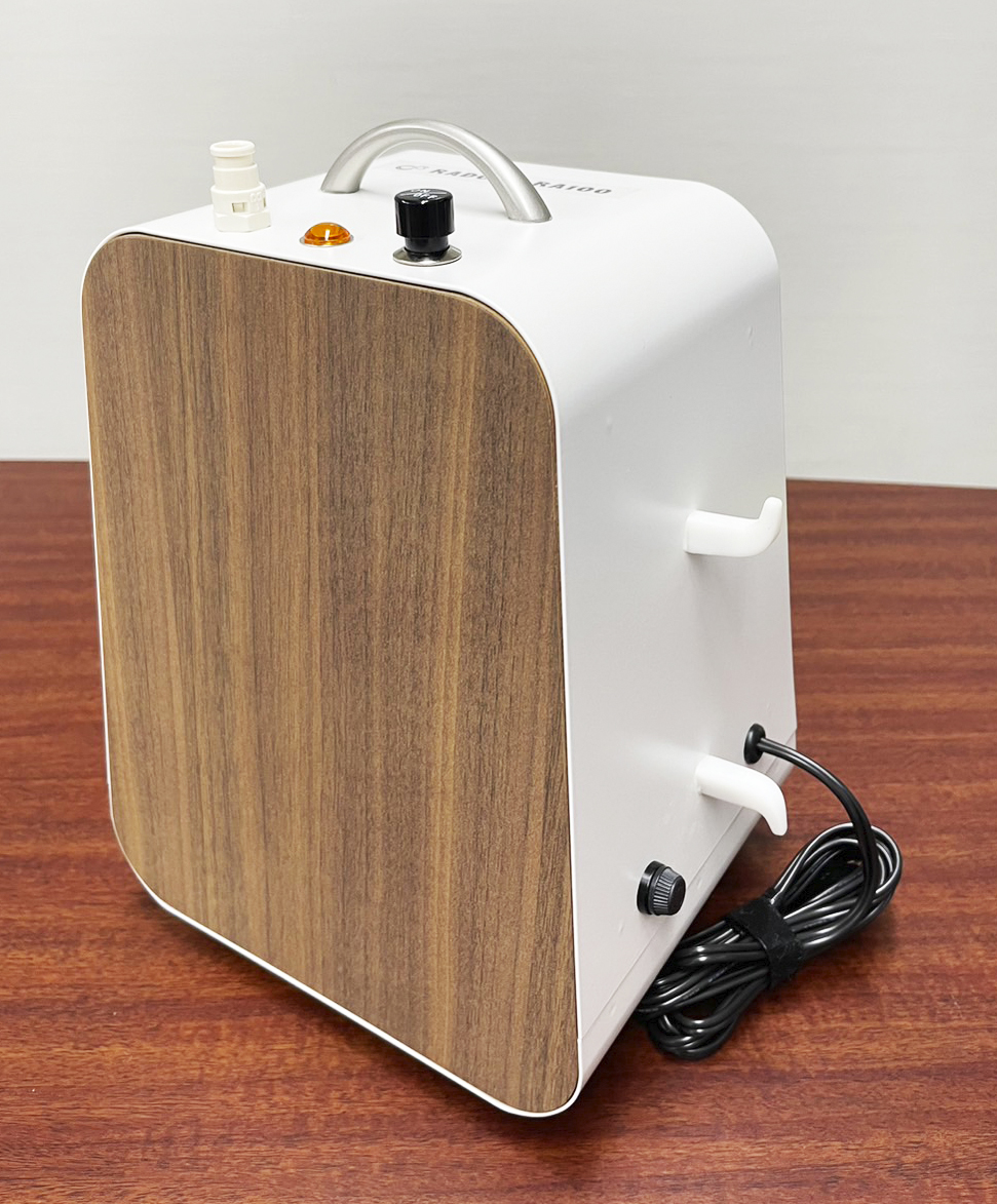<div class='lum-box'><h4 class='fontColor_blue lum-font-size'>100万ベクレル ラドンガス吸入器 ラドックRA-100</h4></div><div class='lum-font-cnt'>小型・軽量ながら100万ベクレルを誇るラドンガス吸入器です。　温泉に行かなくても高濃度のラドンガスをお手軽に吸入できます。既に多くの病院・クリニックで採用されており、病気が気になる方や、健康な方も日々の健康管理にお役立て下さい。</div>