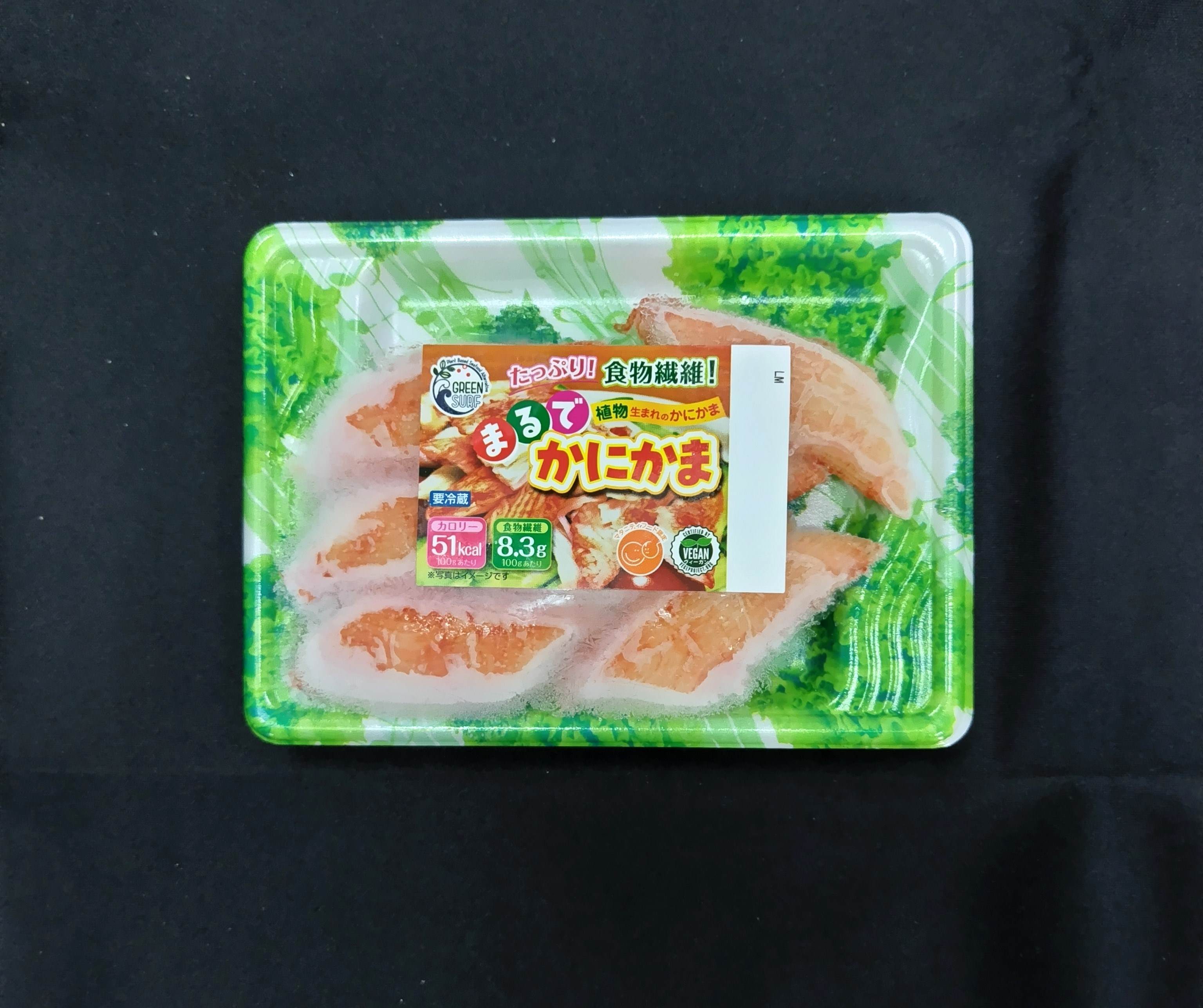 <div class='lum-box'><h4 class='fontColor_blue lum-font-size'>まるでカニカマ</h4></div><div class='lum-font-cnt'>ベジプロジェクトジャパン様のヴィーガン認証・マタニティーフード認定商品です。動物性原料不使用のカニカマ風食品です。食物繊維が100gあたり8.3gと豊富に含まれており、通常のカニカマと比較してもカロリー(約40%減)も塩分(約30%減)も控えめな商品です。</div>