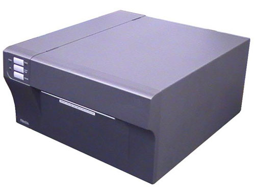 <div class='lum-box'><h4 class='fontColor_blue lum-font-size'>フルカラープリンター、バーコードラベルプリンター</h4></div><div class='lum-font-cnt'>食品・化粧品等のカラーラベル作成に最適なフルカラープリンター。小ロットやサンプル等のラベル作成も簡単です。最大用紙サイズは幅210㎜で、A4サイズの大判ラベルやGHSラベルも作成できます。</div>
