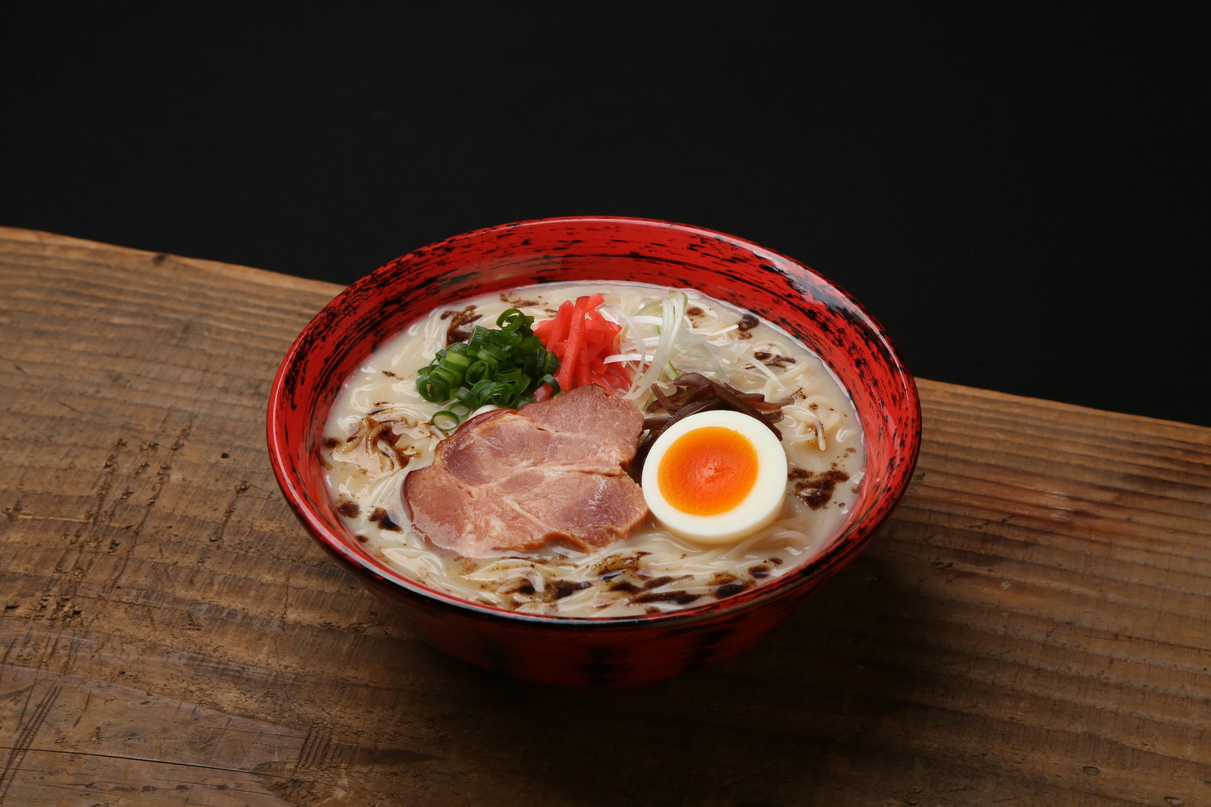 <div class='lum-box'><h4 class='fontColor_blue lum-font-size'>糖質0gぷるんちゃん麺　とんこつ味</h4></div><div class='lum-font-cnt'>食物繊維加工品　糖質0gぷるんちゃん麺にとんこつスープを入れたパウチタイプ。便利な常温保管で、袋ごとレンジで温めておいしくお召し上がりいただけます。1袋（200g）あたり38kcal、スープを含めた糖質は0.8gです。お好みによりゆで卵、サラダチキンなどをトッピングして満足度UP。</div>