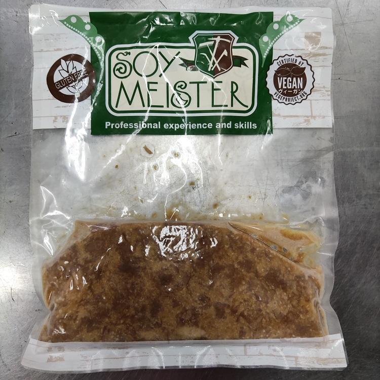 <div class='lum-box'><h4 class='fontColor_blue lum-font-size'>ベジミート(照焼チキン風)</h4></div><div class='lum-font-cnt'>主原料に大豆たんぱくを使用した照焼チキン味の植物性代替肉です。NPO法人ベジプロジェクトジャパン様のヴィーガン認証を取得しております。水産加工で培ったマスキング技術を応用し、大豆臭を限りなく軽減しております。グルテンフリー商品です。</div>
