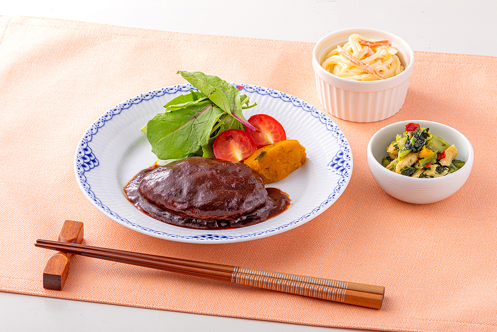 <div class='lum-box'><h4 class='fontColor_blue lum-font-size'>病院患者給食のための『メディカル献立』</h4></div><div class='lum-font-cnt'>完全サイクル且つ減塩食献立をベースに幅広い特別食（治療食）へも展開が可能です！</div>