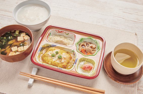 <div class='lum-box'><h4 class='fontColor_blue lum-font-size'>ソフィーチェリスタ（やわらか食）</h4></div><div class='lum-font-cnt'>見た目は普通食のそのままに、凍結含浸法を用いて製造した自社食材を使用して、舌で潰せるかたさの、目でも楽しめるお弁当です。</div>
