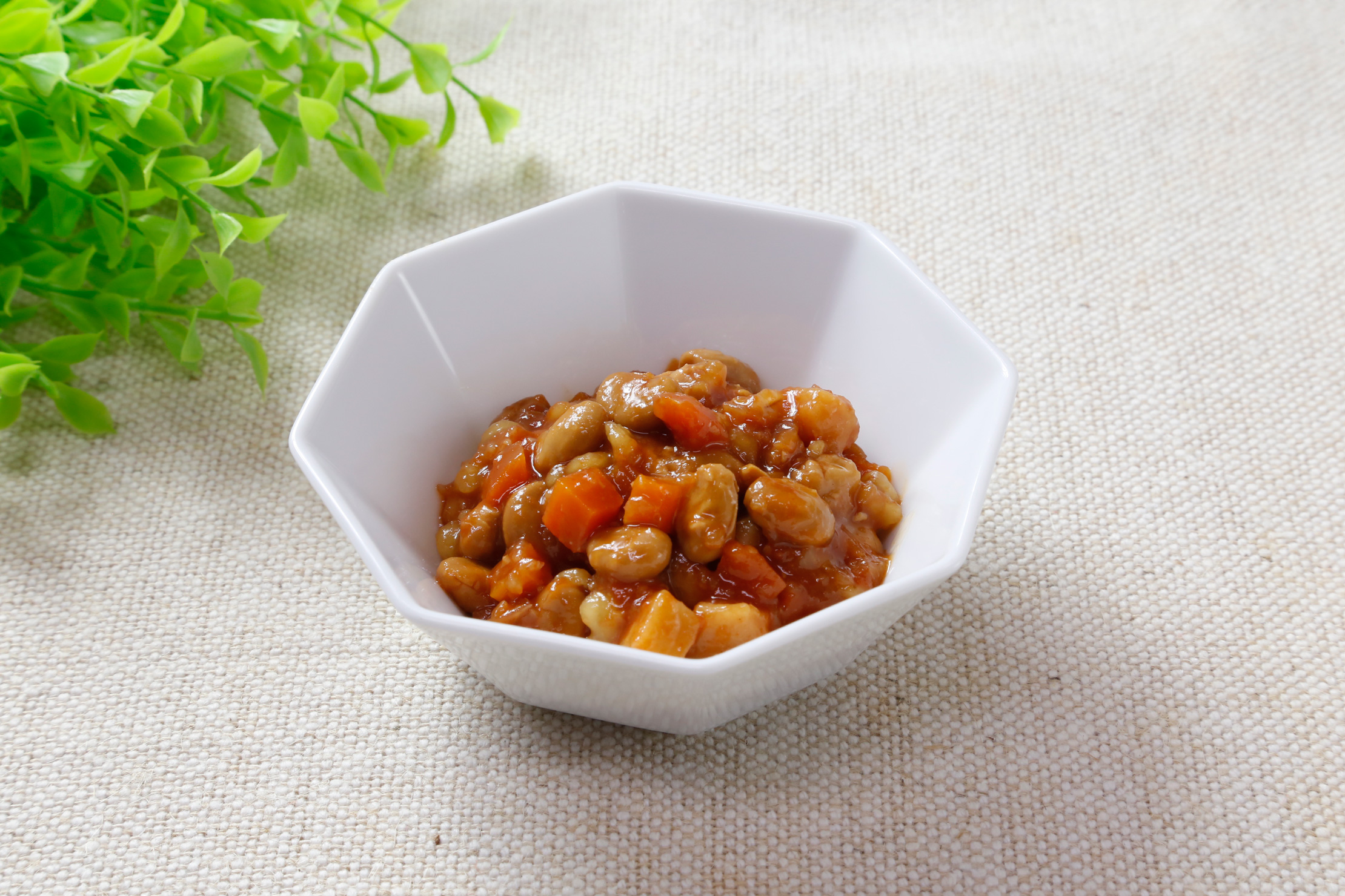 <div class='lum-box'><h4 class='fontColor_blue lum-font-size'>大豆と野菜のトマト煮</h4></div><div class='lum-font-cnt'>UDF区分容易にかめる　大豆とにんじん、もち麦、じゃがいも、玉ねぎを使用し、トマトで煮込んだ惣菜です。常温1年半。和食にも洋食にも合う味付けに仕上げています。</div>