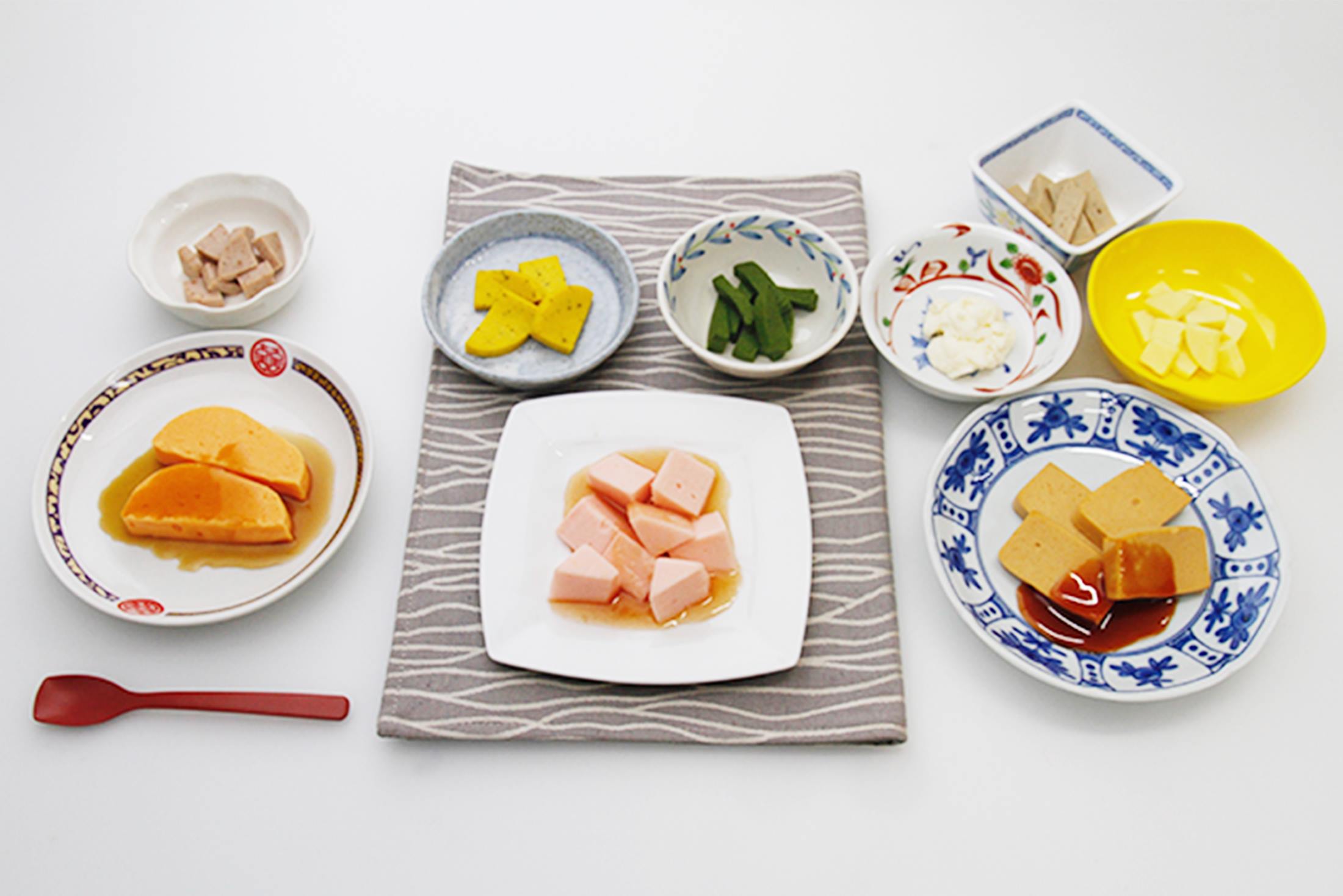 <div class='lum-box'><h4 class='fontColor_blue lum-font-size'>ムース食　ムーミーくんの一人前セット</h4></div><div class='lum-font-cnt'>お一人様の一日3食のムース食が1パックに入っており、4週間（28日）分のメニュー（84メニュー）があります。献立作成も不要な大変便利な商品で、パート調理員でも簡単に提供出来ます</div>