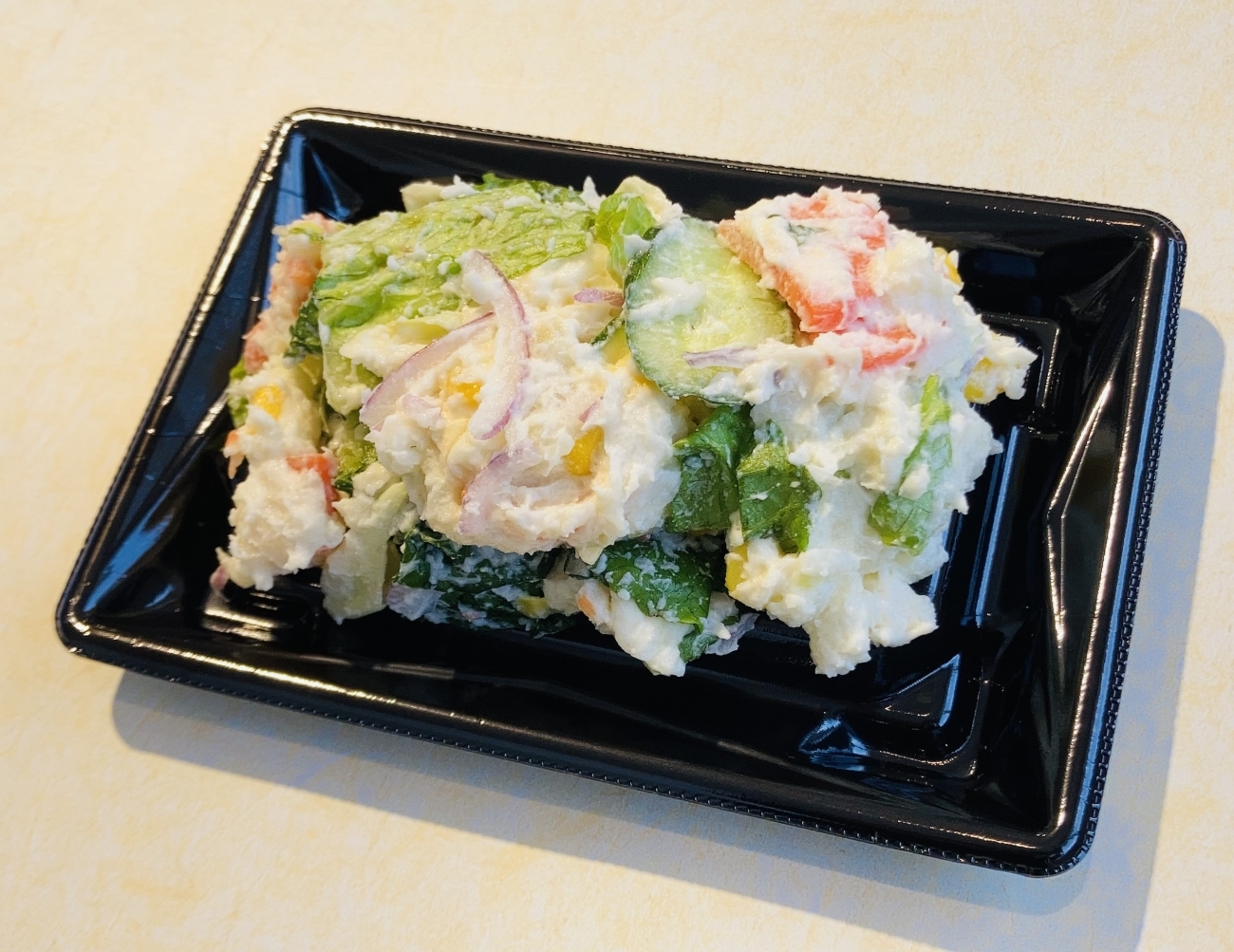 <div class='lum-box'><h4 class='fontColor_blue lum-font-size'>サラダ</h4></div><div class='lum-font-cnt'>ポテトサラダをはじめ、自家製ドレッシングを使用した生野菜サラダなど、色々なサラダを取り揃えています。</div>