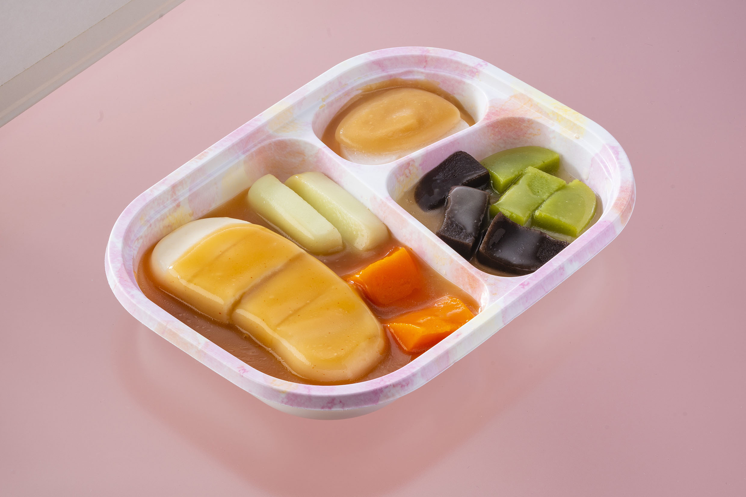 <div class='lum-box'><h4 class='fontColor_blue lum-font-size'>SGセット（スムースグルメ）</h4></div><div class='lum-font-cnt'>飲み込み易さに配慮したなめらかムース食のおかずセットです。朝・昼・夜に合わせて選べます。</div>