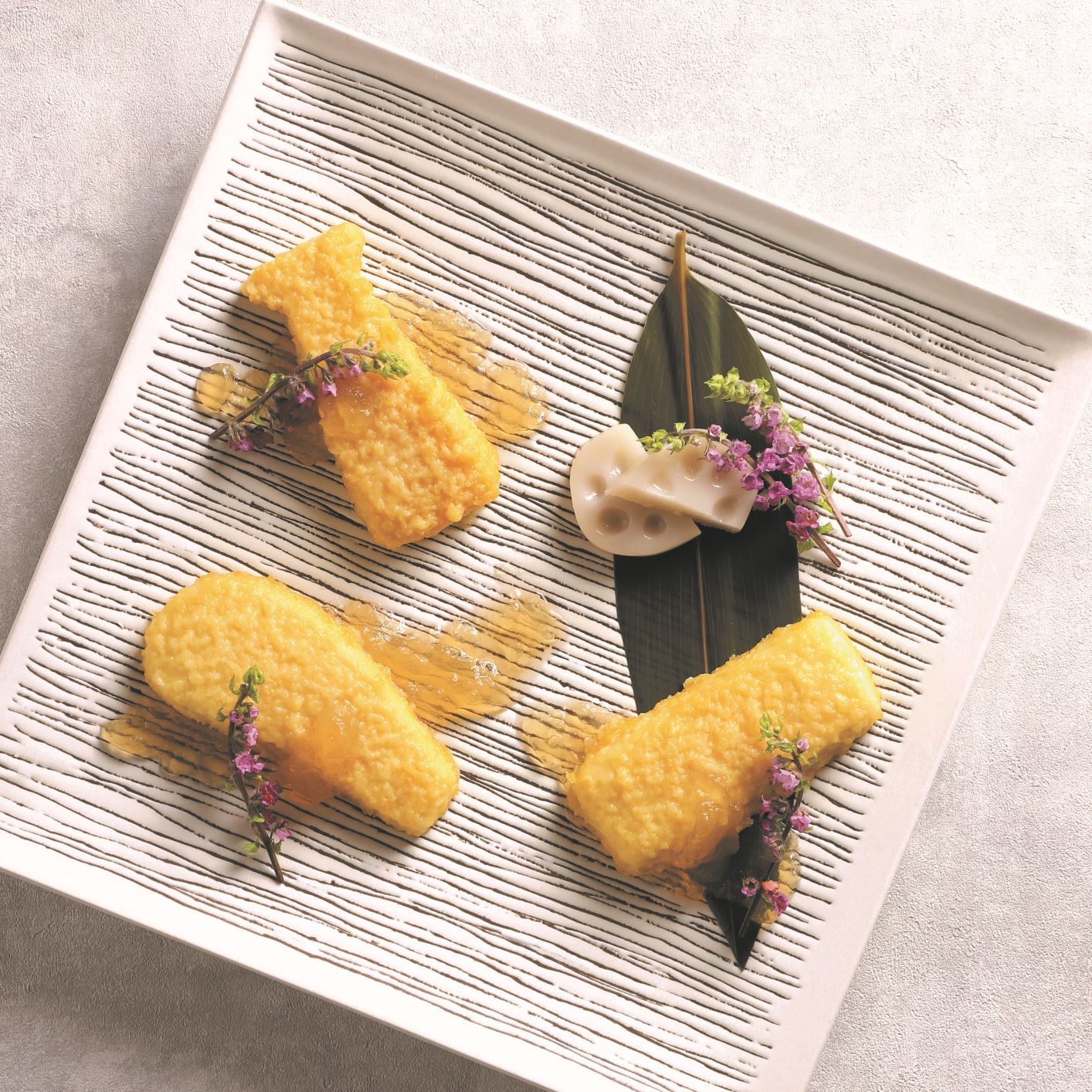 <div class='lum-box'><h4 class='fontColor_blue lum-font-size'>SF 天ぷら風ムース</h4></div><div class='lum-font-cnt'>なめらかな食感のムース生地に当社独自の天ぷら風味のやわらかい衣を付けています。アイテムは海老・イカ・白身魚の3品。蒸し調理で手軽に揚物料理を提供できます。</div>