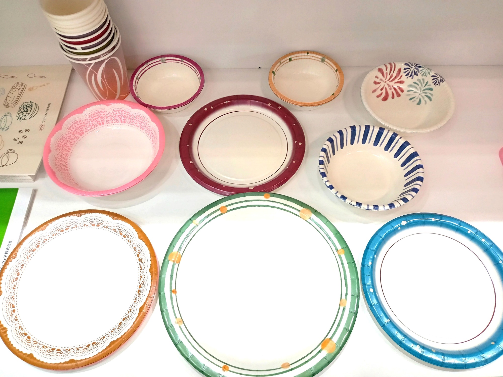 <div class='lum-box'><h4 class='fontColor_blue lum-font-size'>オリジナルデザインの紙食器を作れます！</h4></div><div class='lum-font-cnt'>お客様オリジナルデザインの紙皿・紙ボウルを作れます！
デザインのご提案も可能です。</div>