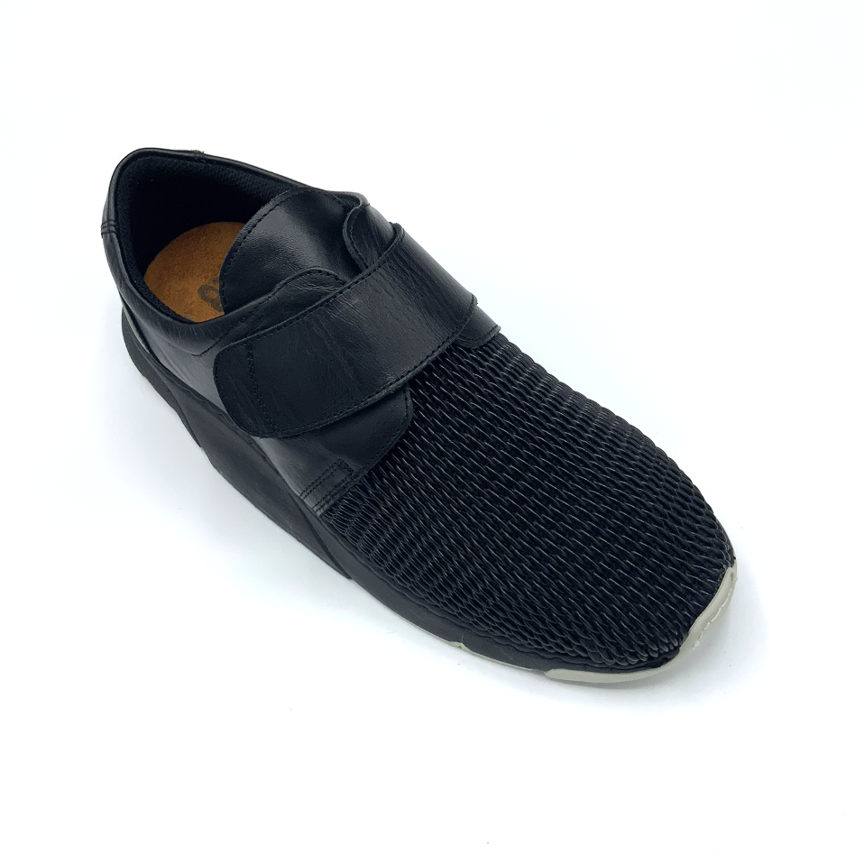 <div class='lum-box'><h4 class='fontColor_blue lum-font-size'>TORONOTO / ABS24026</h4></div><div class='lum-font-cnt'>This model, designed in technical fabric and leather, is specially adapted for feet with Hallux Valgus, bunions or deformities. It features the Axis Balance Shoes insole, which improves balance and helps prevent the risk of falls. The memory microfiber insole is removable for personalized comfort.</div>