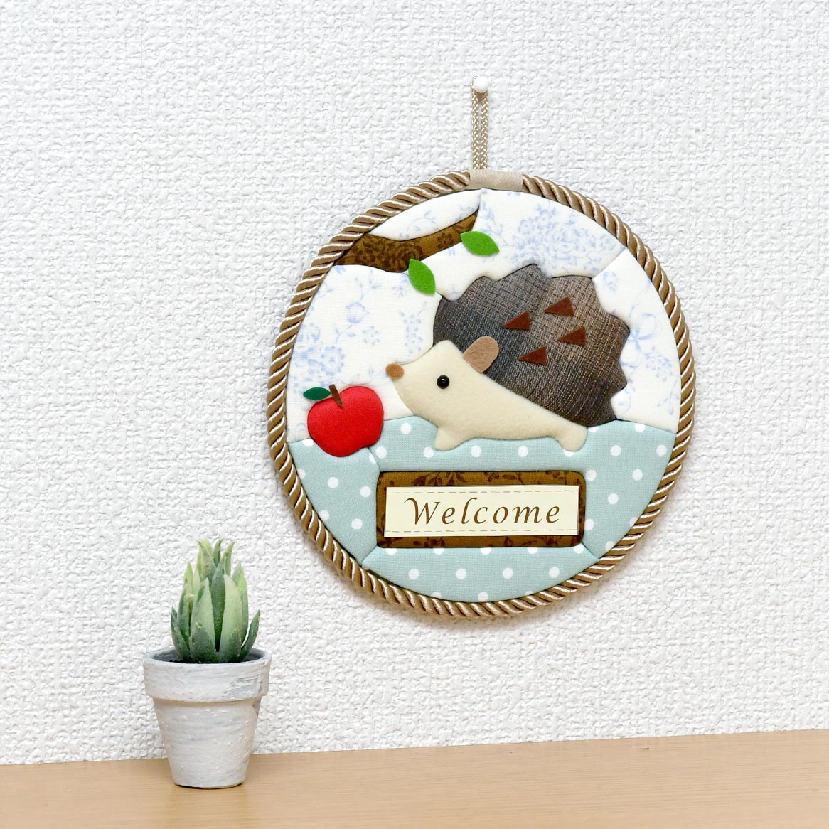 <div class='lum-box'><h4 class='fontColor_blue lum-font-size'>Beginner’s Set for Punched Paper Art - Hedgehog</h4></div><div class='lum-font-cnt'>The most popular series. The sensation of the fabric smoothly sliding into the groove is delightful! This set is for those creating their first punched patchwork. You can learn the basics of punched patchwork.</div>