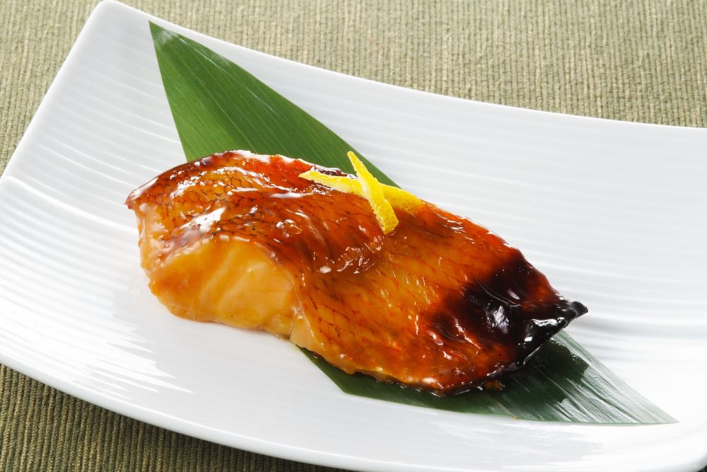 <div class='lum-box'><h4 class='fontColor_blue lum-font-size'>ふっくら焼魚　赤魚幽庵焼</h4></div><div class='lum-font-cnt'>タレに漬け込んだ赤魚の切身を遠火の強火でじっくり焼き上げました。Lサイズもご用意しております。規格：30g×10切【ふっくら焼魚赤魚幽庵焼L】規格：50g×5切</div>