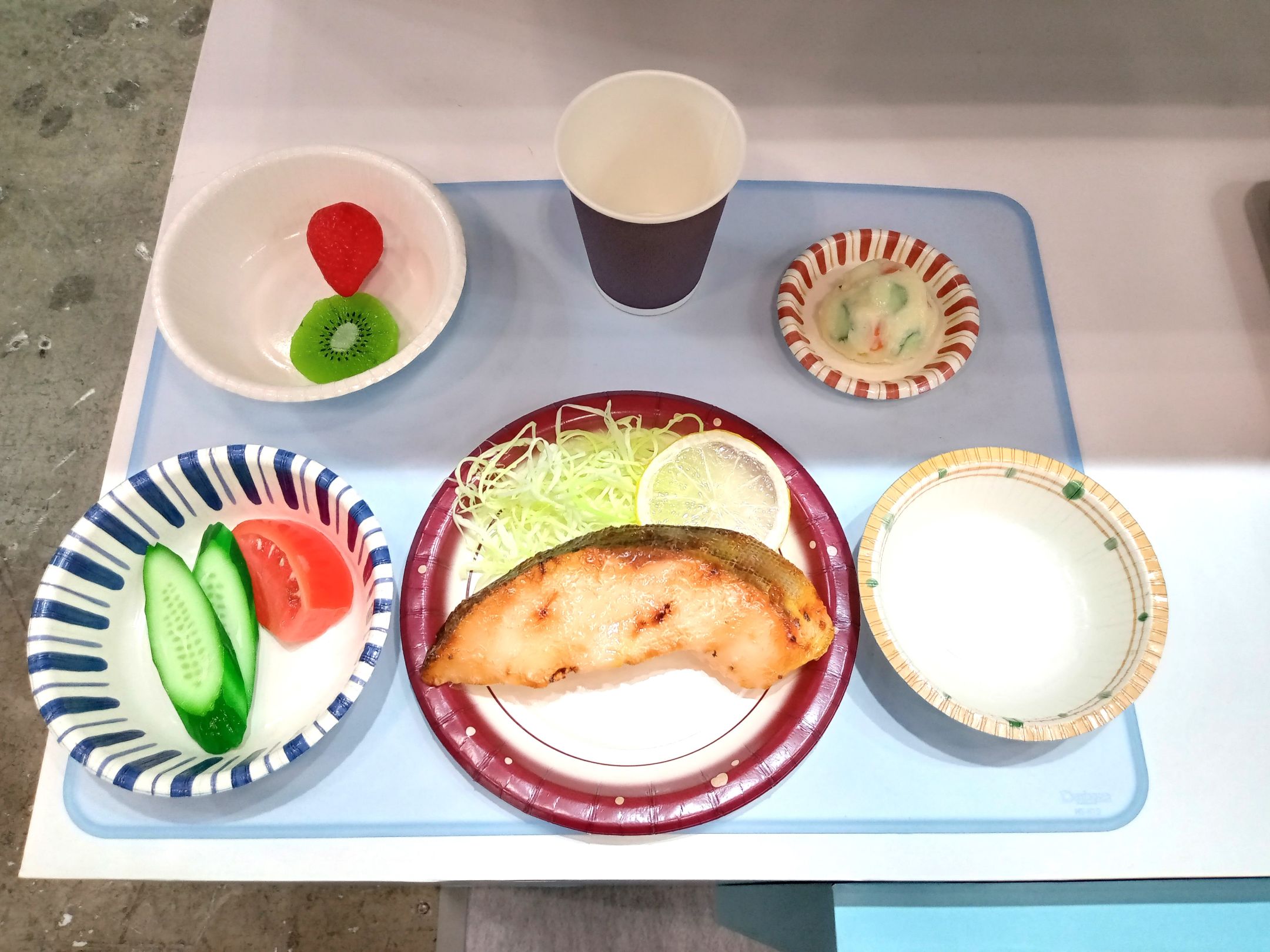 <div class='lum-box'><h4 class='fontColor_blue lum-font-size'>Eco-friendly and economical because it is made of paper</h4></div><div class='lum-font-cnt'>Design paper plates and bowls are made of paper. It can be disposed of as combustible garbage along with the remaining residue. We will reduce water, utility, and labor costs for cleaning.</div>
