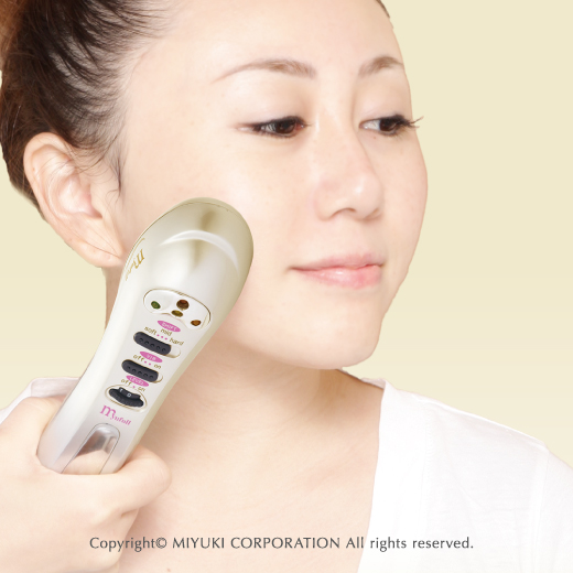 <div class='lum-box'><h4 class='fontColor_blue lum-font-size'> ミューフル美顔器</h4></div><div class='lum-font-cnt'>“美と健康“の両方を叶える美顔器
1台で頭皮から足の指先まで全身のケアが可能。 ツボ療法をベースに 、 イオントリートメントと EMS 機能を搭載 。 14ピンヘッドで広範囲にツボを刺激しながら血流の改善を促しさらにインナーマッスルまで届くEMSによってフェイスラインの引き締めやボディの痩身効果も。</div>