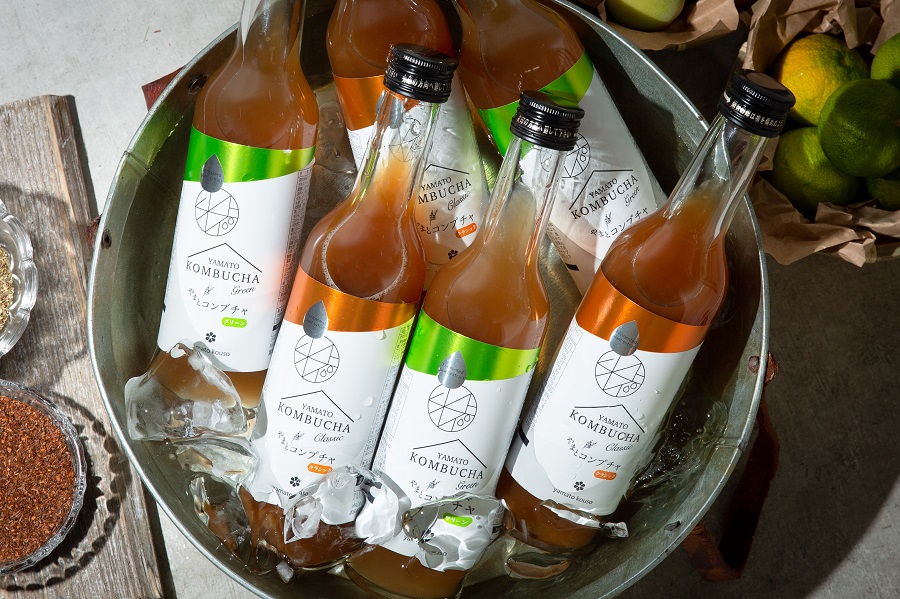 <div class='lum-box'><h4 class='fontColor_blue lum-font-size'>やまとコンブチャ（KOMBUCHA）</h4></div><div class='lum-font-cnt'>最高級の有機ルイボスを使って丁寧に抽出し、独自のコンブチャ菌塊でじっくりと醸造してつくる本格的な発酵ドリンク（KOMBUCHA）。2シリーズ5種類。</div>
