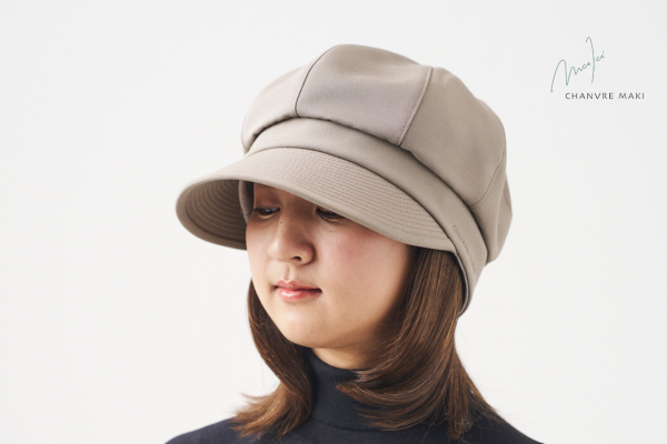 <div class='lum-box'><h4 class='fontColor_blue lum-font-size'>新商品【ウィッグが付けられる帽子】すっぽり隠せるステッチキャスケット</h4></div><div class='lum-font-cnt'>年齢性別を問わず着用いただけます。深くかぶると、もみあげから襟足までカバーできます。シワになりにくく、オールシーズン使える生地を使用。裏地は接触冷感素材で、暑い日も快適です。部分ウィッグを付けて、ウィッグ付き帽子として着用も可能。自然に見えることにこだわった、オリジナルウィッグです。</div>