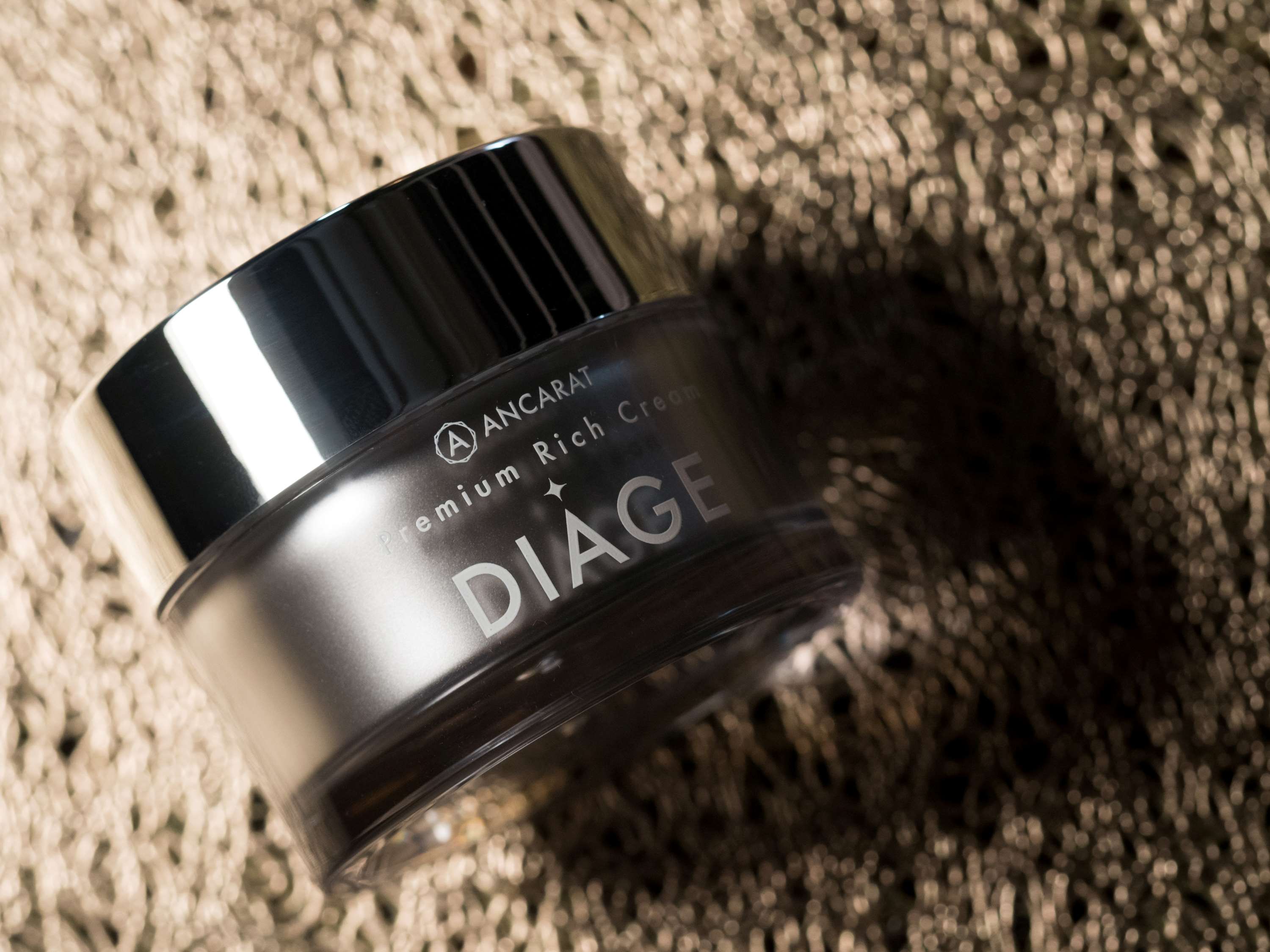 <div class='lum-box'><h4 class='fontColor_blue lum-font-size'>Premium rich cream “DIAGE”</h4></div>
        		<div class='lum-font-cnt'>Cord blood derived stem cell culture solution x TERAQOL® This is an aging cream for adult skin that further increases the potential of the ingredients by adding TERAQOL® Beauty Wave to support the strength of skin that declines with age. We use nanobubble hydrogen water that traps hydrogen inside nanobubbles.</div>