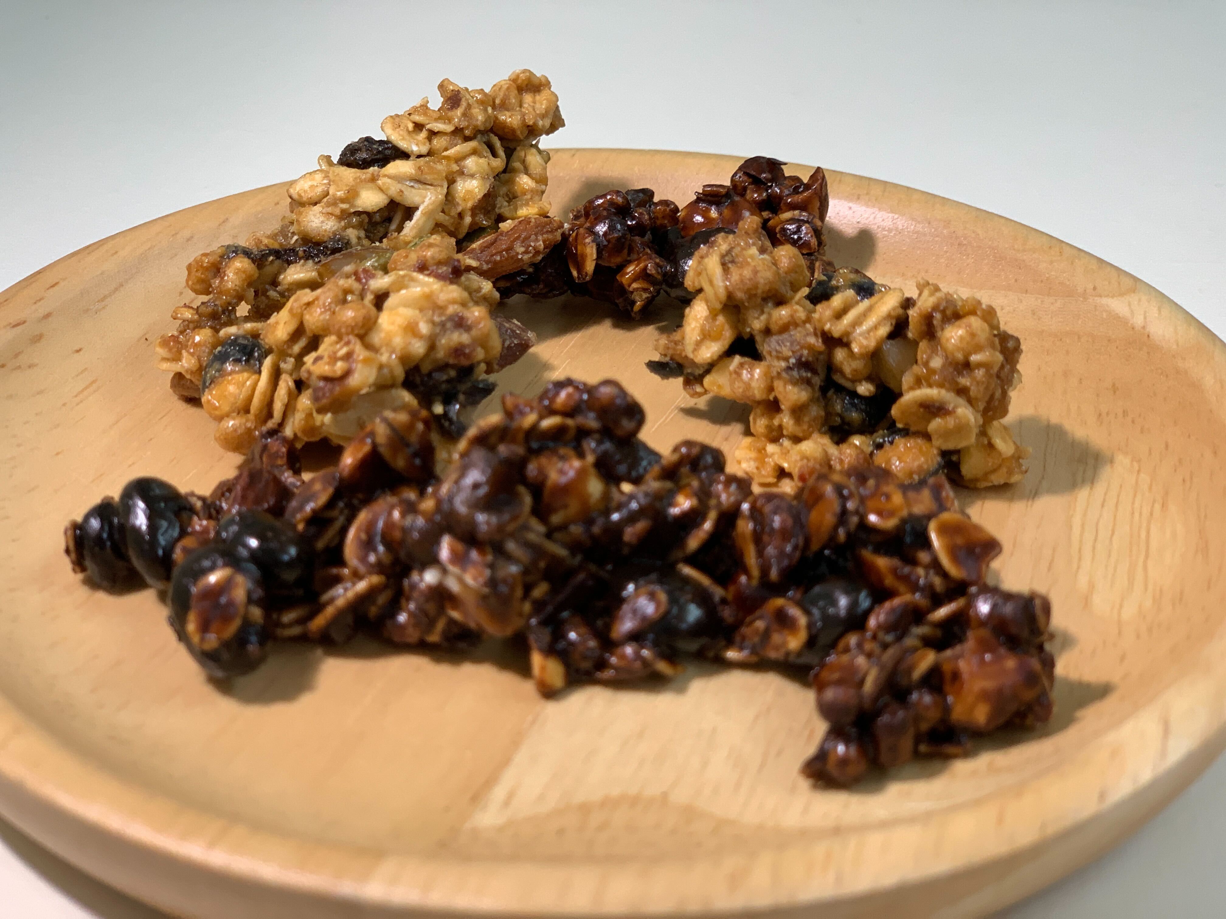 <div class='lum-box'><h4 class='fontColor_blue lum-font-size'>SOY  granola （ソイ グラノーラ）</h4></div><div class='lum-font-cnt'>オートミールを主原料とし、ナッツ、ドライフルーツを配合、SOY Conceptシリーズの位置づけで大豆原料を取り入れプレーンとココア味の2種を近日発売予定。砂糖不使用でフルーツとアガベシロップの優しい甘味と食べ応えのある固まり形状で、満腹感、満足感共に十分あります。OEMオリジナル配合も可能。</div>