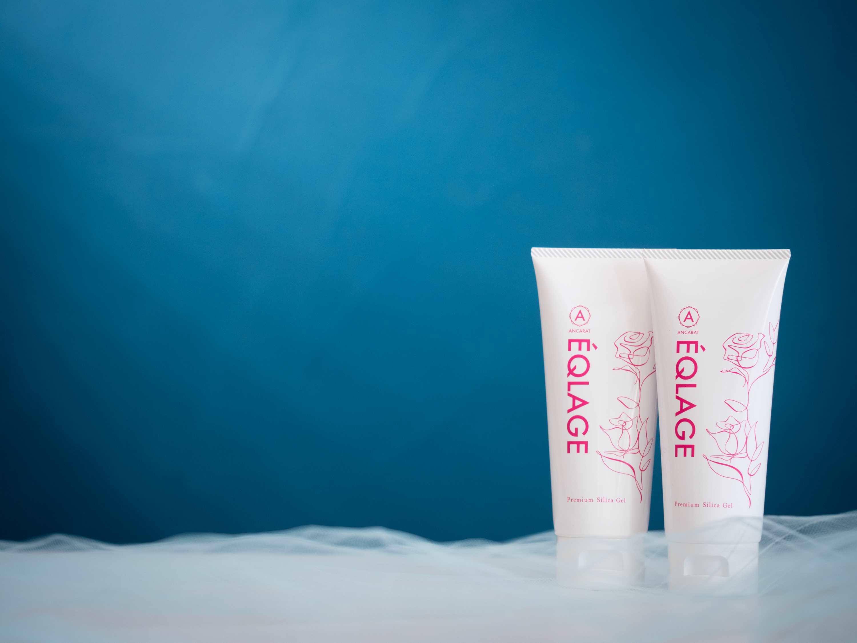 <div class='lum-box'><h4 class='fontColor_blue lum-font-size'>Premium all-in-one gel “EQLAGE”</h4></div>
        	 <div class='lum-font-cnt'>An all-in-one gel that adds luster, firmness, and transparency to moisturized skin. Can be used on both the face and body. Silicon helps bind collagen, hyaluronic acid, elastin, and chondroitin, which are essential for achieving beautiful skin. Silicon is added to the luxurious beauty ingredients, and the scent of damask rose is also soothing.</div>