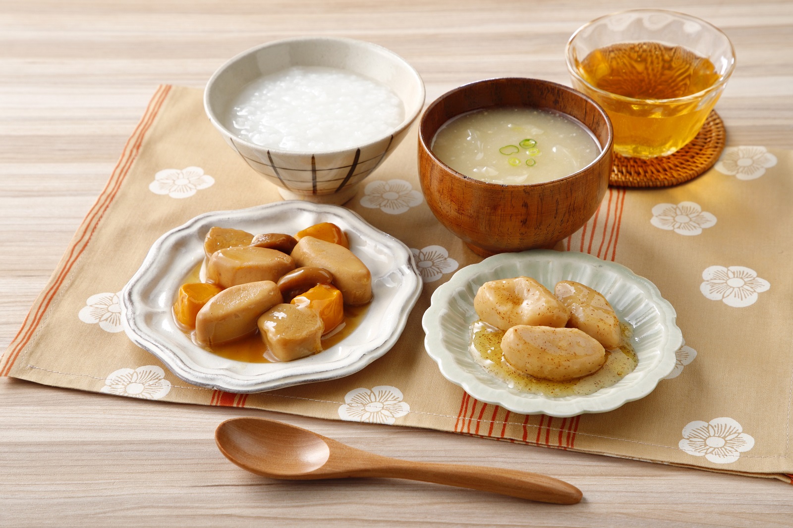 <div class='lum-box'><h4 class='fontColor_blue lum-font-size'>エバースマイル　ムース食シリーズ</h4></div><div class='lum-font-cnt'>素材の見た目をより自然に引き立てて一新したムース食。彩りと風味にこだわり、飽きのない献立づくりを支える全32メニューです。
</div>