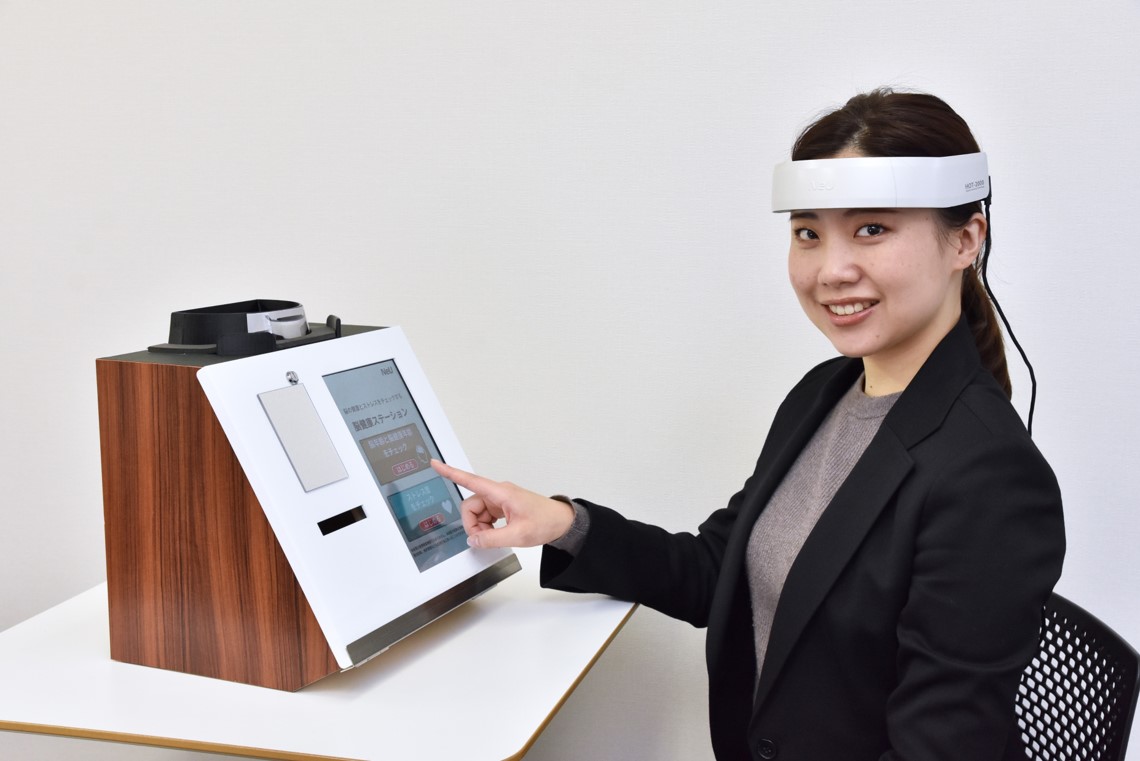 <div class='lum-box'><h4 class='fontColor_blue lum-font-size'>脳健康ステーション</h4></div><div class='lum-font-cnt'>脳年齢、脳活動、ストレス度を測定し、脳と心の健康を見える化します。ドラッグストアの測定機コーナーや自治体の認知症予防啓発イベント等で活用いただいています。</div>