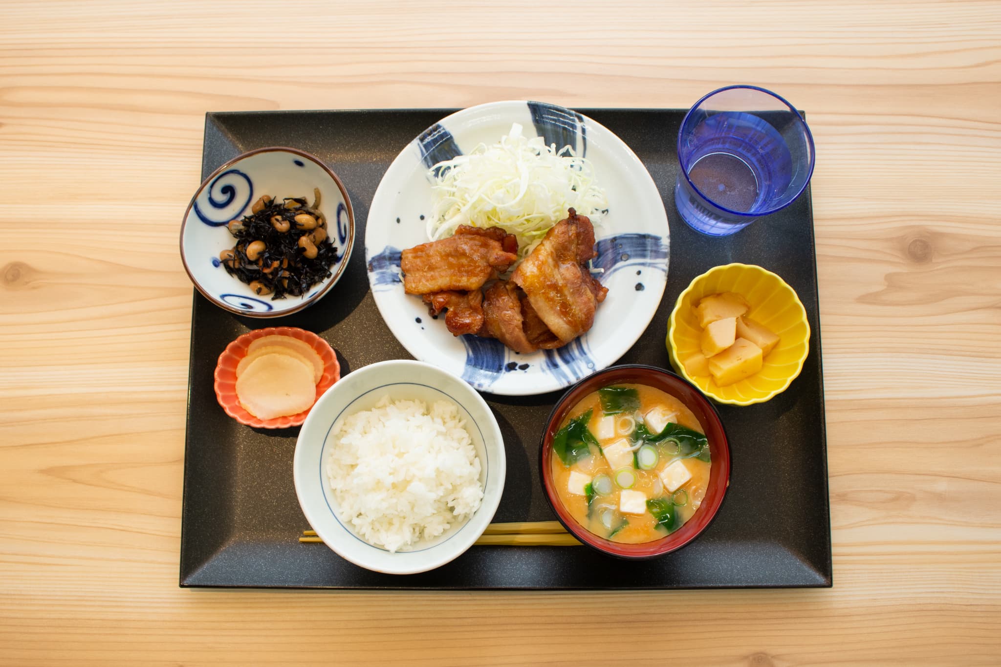 <div class='lum-box'><h4 class='fontColor_blue lum-font-size'>介護施設向け磁器食器レンタルサービス</h4></div><div class='lum-font-cnt'>全国初の磁器食器レンタルサービス「テーブルコーデ」です！厨房会社が本気で考えた、集団給食で使える磁器食器を年間レンタルしていただけます。</div>