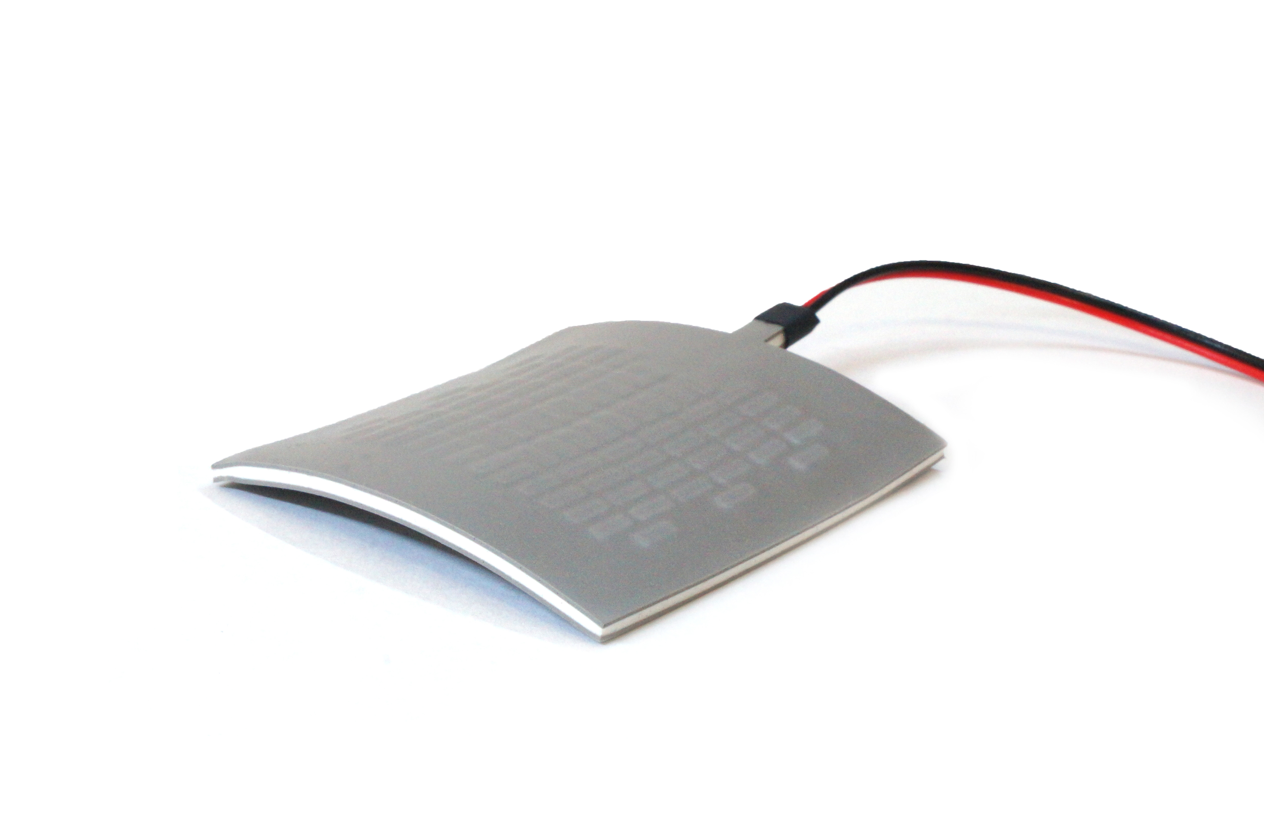 <div class='lum-box'><h4 class='fontColor_blue lum-font-size'>F-TEM</h4></div><div class='lum-font-cnt'>フレキシブルなペルチェデバイス。柔軟な構造なので、曲面にフィットします。ゴムで素子を封止しているので耐衝撃性、耐振動性もセラミック品と比べ向上しております。</div>