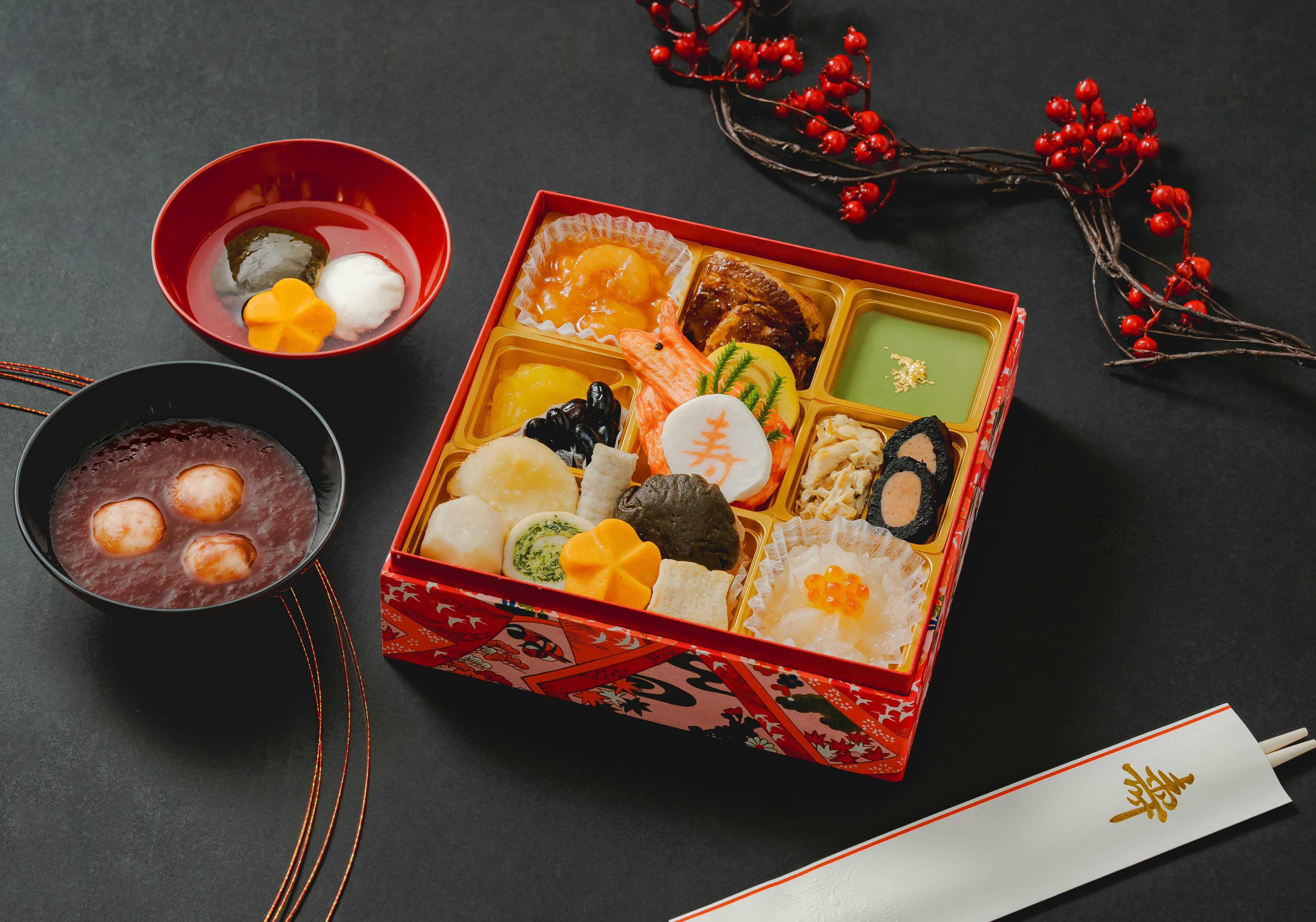 <div class='lum-box'><h4 class='fontColor_blue lum-font-size'>やわらかおせち重（市販用）</h4></div><div class='lum-font-cnt'>ご自宅でお正月を迎えられる方向けのやわらかおせち重です。ご家族で一緒におせちをお楽しみいただけます。</div>