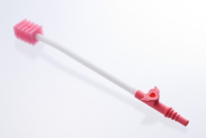 <div class='lum-box'><h4 class='fontColor_blue lum-font-size'>吸引スポンジブラシ</h4></div><div class='lum-font-cnt'>吸引スポンジブラシは、吸引器に直接繋いで使えます。スポンジタイプの口腔ケア用品で、汚れを絡めとりながら同時に吸引できるのが最大の特徴です。指で吸引のオン・オフ。</div>