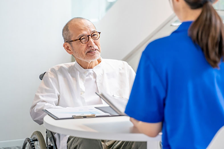 <div class='lum-box'><h4 class='fontColor_blue lum-font-size'>入居者向け：ご家族から贈れるきおくギフト</h4></div><div class='lum-font-cnt'>施設入居者向けに面会取材を複数回行い、傾聴対応で現場負担を軽減し、ご家族から贈れる自分史制作型の認知予防・生きがい創出ギフトプランです。</div>