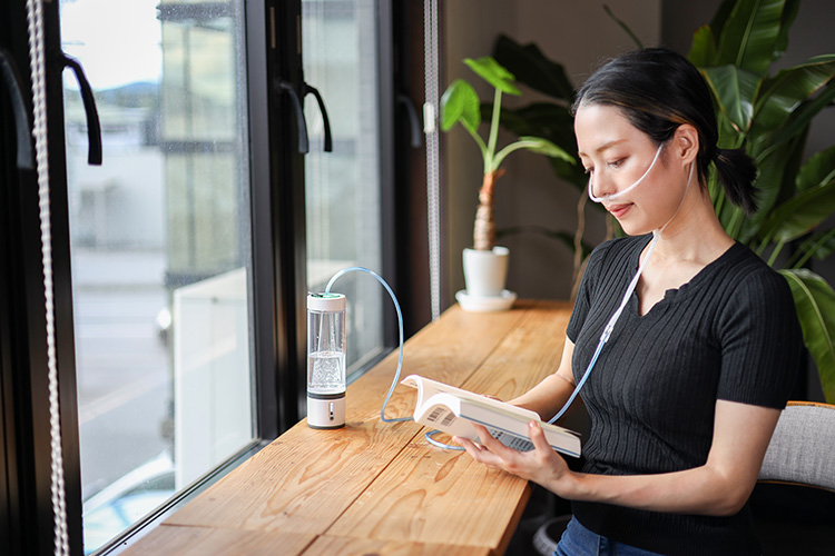 <div class='lum-box'><h4 class='fontColor_blue lum-font-size'>ポンプ内蔵給電式水素生成器「MyShinTouSui-U」</h4></div><div class='lum-font-cnt'>1台で自然呼吸による水素ガスの吸入と水素水の飲用ができるボトルタイプの生成器。
給電式を採用することで水素ガス濃度5万4,000ppm、水素ガス流用98mL／分、溶存水素濃度1,200ppb以上を実現。
家庭でも外出先でもいつでもどこでも手軽に水素ガス吸入ができます。</div>