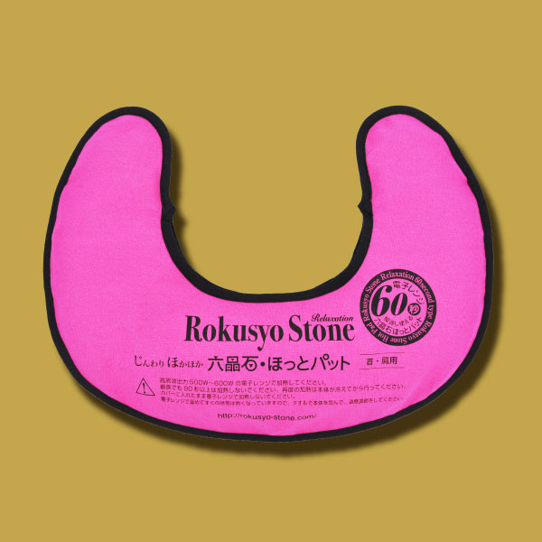 <div class='lum-box'><h4 class='fontColor_blue lum-font-size'>六晶石ほっとパット（首・肩用大）</h4></div><div class='lum-font-cnt'>研究を重ねたどり着いたU字型の六晶石ほっとパット。首から肩にかけて広い範囲を包み込み、じんわりと身体の奥まで温めてくれる、ほっとパットシリーズで人気NO.1アイテム。適度な重量があるので、本を読みながら、テレビを見ながらといった「ながら時間」にもご利用いただけます。</div>