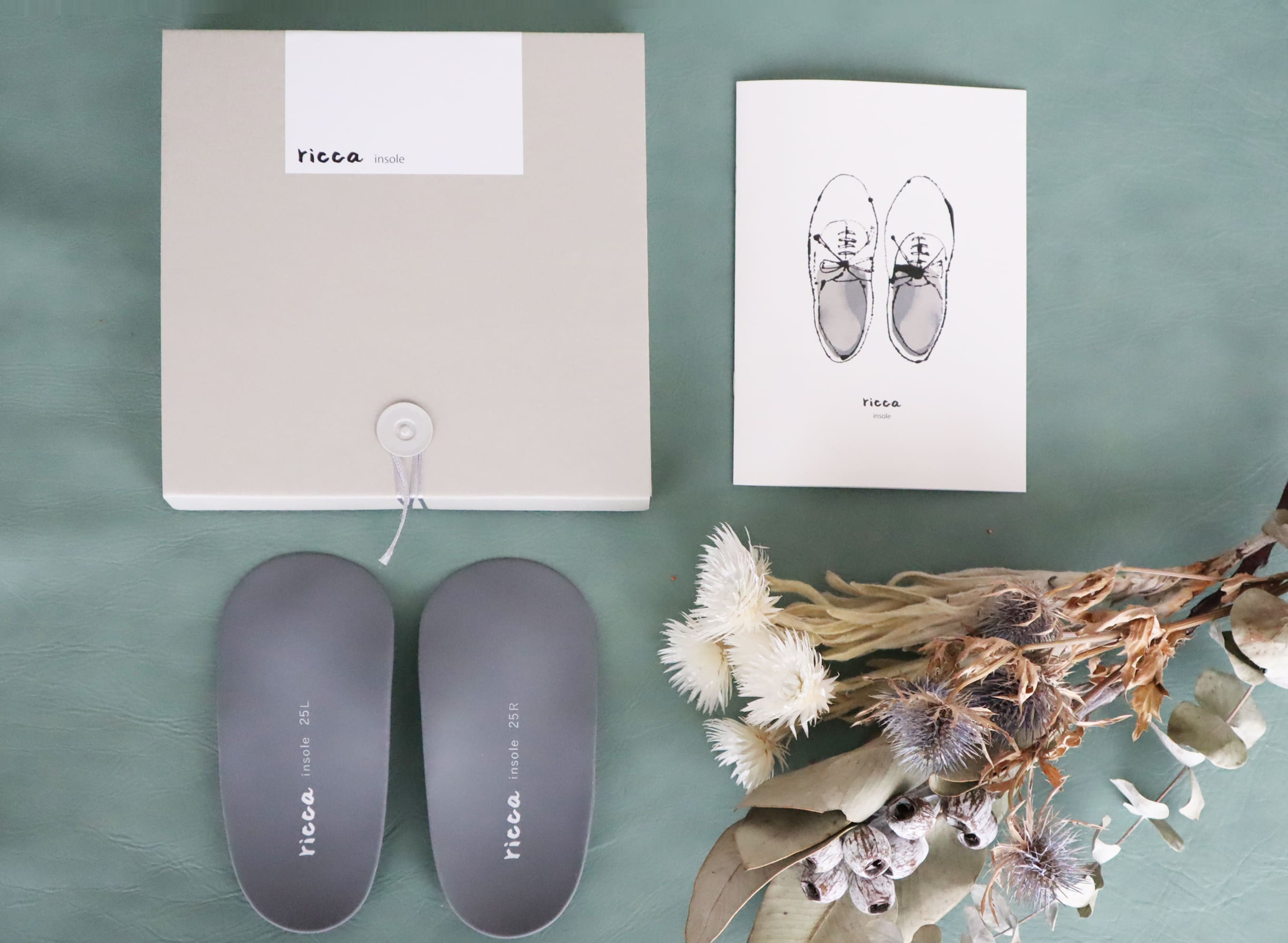 <div class='lum-box'><h4 class='fontColor_blue lum-font-size'>ricca foot arch support insole</h4>
         </div>
         <div class='lum-font-cnt'>The ricca Arch Support Insole supports the foot’s three arches to reduce fatigue and promote comfortable walking.
It evenly distributes body weight, absorbs impact, and improves stability, making it ideal for long hours of standing or walking.
The half insole design fits various types of shoes.
Made from washable, non-allergenic materials, it allows for clean and long-term use.
Supporting an active lifestyle from the ground up.</div>