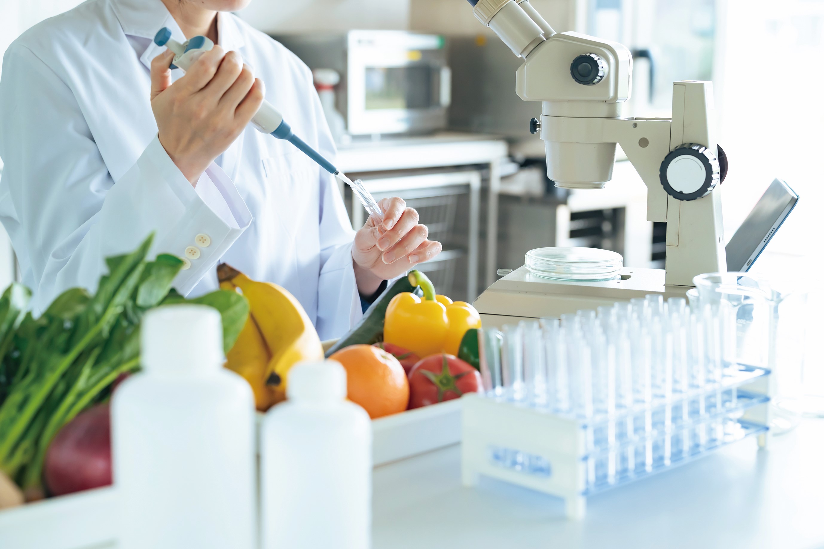 <div class='lum-box'><h4 class='fontColor_blue lum-font-size'>成分分析・レポート</h4></div><div class='lum-font-cnt'>Biondoは、200種類以上の成分を定量測定し、さらに約3500種類の成分を定性評価できる網羅的なスクリーニング分析を提供しています。分析結果は、誰でも理解できるようなレポート形式でお返し。これにより、一度の分析で素材の潜在価値を可視化することができます。</div>