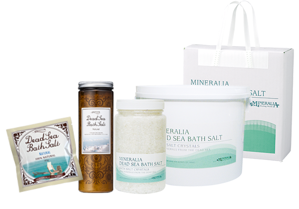 <div class='lum-box'><h4 class='fontColor_blue lum-font-size'>デッドシーバスソルト〈無香料・無着色〉</h4></div><div class='lum-font-cnt'>何も添加していない、100%天然の死海塩です。ナトリウムが主成分の一般的な「塩」とは異なり、マグネシウムを中心に多種のミネラルが豊富に含まれるのが特徴です。お肌に優しい使用感で、潤いを与えながらすっきりと引き締めます。</div>