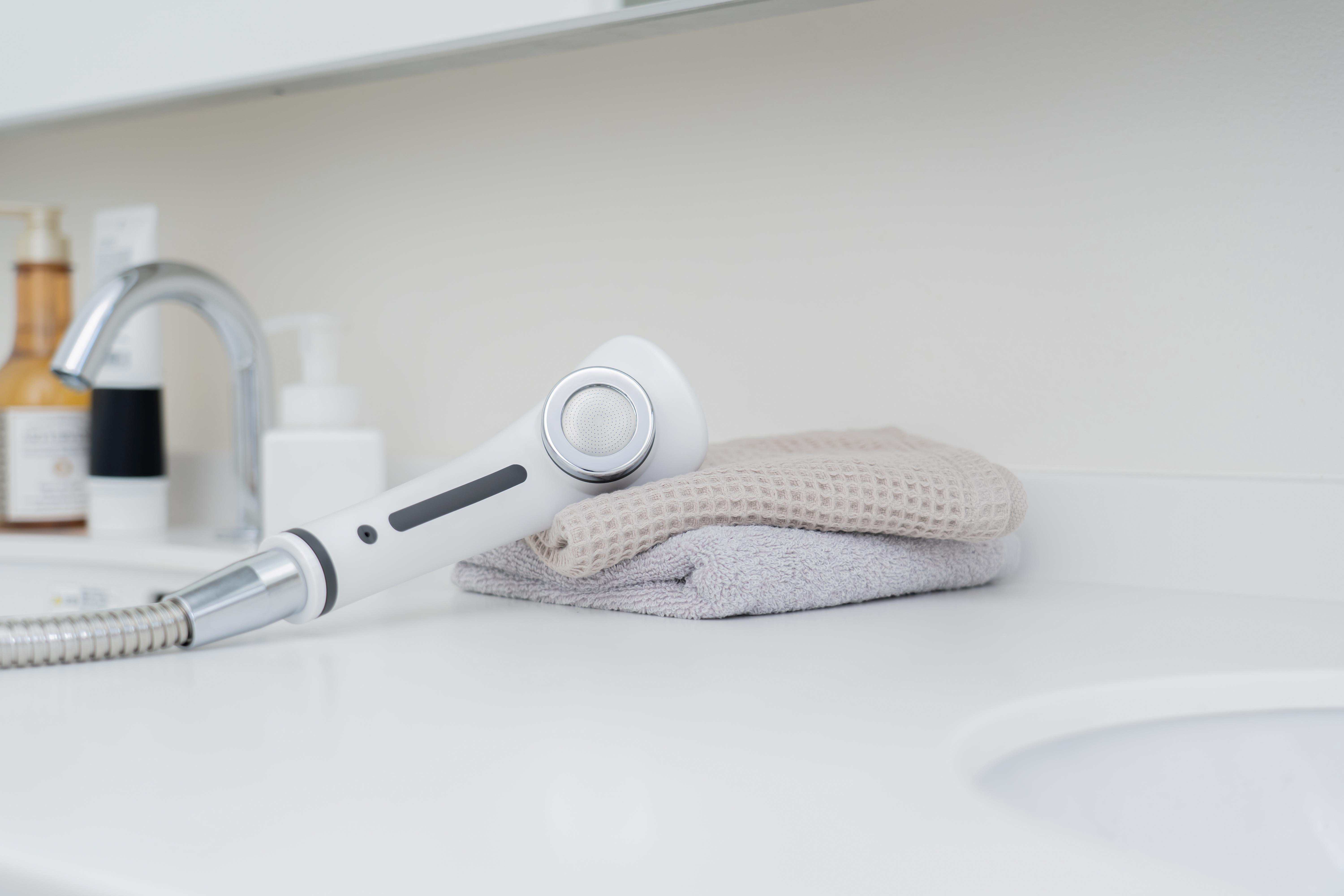 <div class='lum-box'><h4 class='fontColor_blue lum-font-size'>NUDE</h4></div><div class='lum-font-cnt'>マイクロナノバブル発生装置を搭載したシャワーヘッド。柔らかな肌当たりと高い洗浄作用でお肌を健康な状態へ導きます。</div>