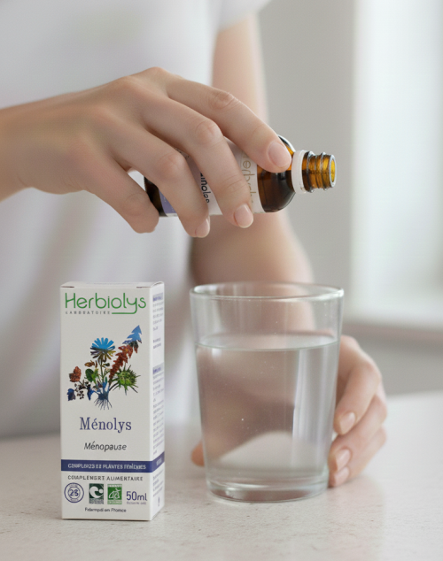 <div class='lum-box'><h4 class='fontColor_blue lum-font-size'>Herbiolys（エルビオリス）ジェモエッセンス</h4></div><div class='lum-font-cnt'>Herbiolys（エルビオリス）のジェモエッセンスは、植物が最も生命力に満ちる新芽を用いた植物療法〈ジェモセラピー〉から生まれました。保護地域で有機栽培された植物を手摘みし、植物幹細胞の情報とエネルギーを丁寧に抽出。日々のコンディションやライフステージに寄り添う、自然由来のセルフケアを提案します。</div>