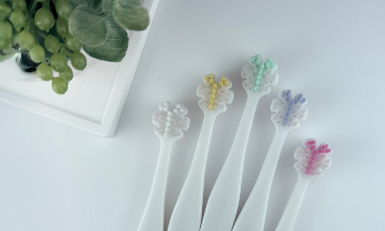 <div class='lum-box'><h4 class='fontColor_blue lum-font-size'>Tate. 縦磨き歯ブラシ レギュラーサイズ(V5)</h4></div><div class='lum-font-cnt'>丸型ヘッドに5つのV字カットを入れることで、歯ぐきの三角部分を刺激しすぎず、やさしく磨ける設計です。、山型の毛先が歯と歯のすき間に入り込み汚れを効率よく落とすレギュラータイプの縦磨き歯ブラシです。</div>