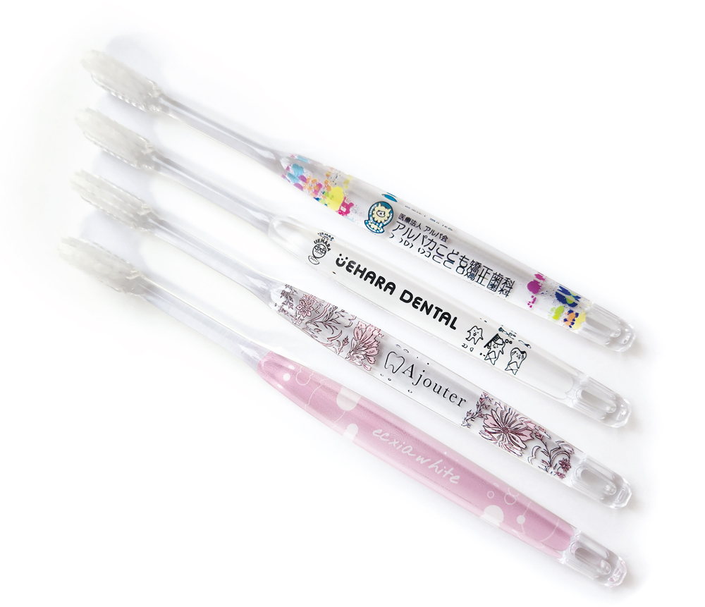 <div class='lum-box'><h4 class='fontColor_blue lum-font-size'>奇跡の歯ブラシOEM</h4></div><div class='lum-font-cnt'>ピラミッドヘッドが歯と歯の隙間、溝の深いところにフィットし、なぞるだけで汚れが落ちる歯ブラシ。多くの人が「歯を大切にしておけば良かった」と後悔している現状を変えたい！という思いから誕生しました。累計製造3千万本突破！持ち手中面にオリジナルデザインを印刷します。カスタマーにオリジナル奇跡の歯ブラシを！</div>