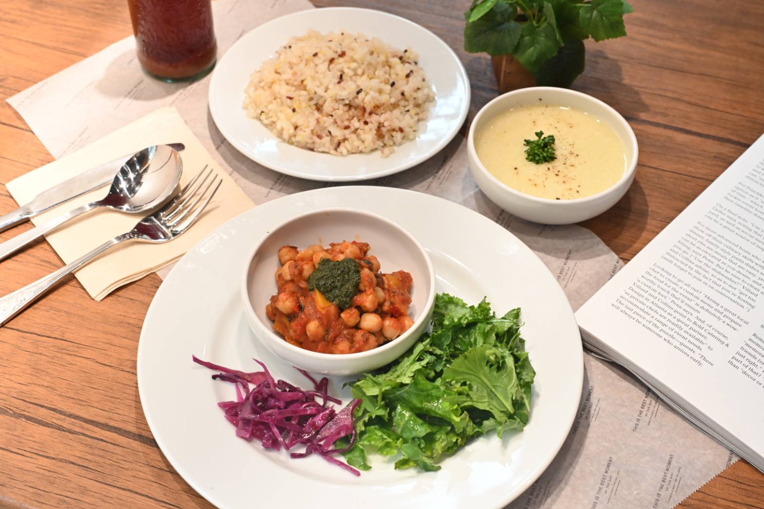 <div class='lum-box'><h4 class='fontColor_blue lum-font-size'>ヴィーガンカレー</h4></div><div class='lum-font-cnt'>当社が運営するレストランでも大人気のヴィーガンカレーは奥深いコクとスパイシーな香りが食欲をそそります。また丁寧に煮込まれた野菜とナッツの甘みも感じる複雑な味わいとなっていて、カレー好きはもちろんカロリーを抑えて美味しい物を食べたいという方にもおススメの一品です。</div>