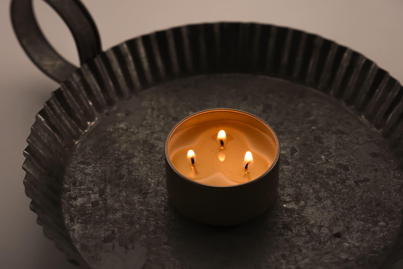 <div class='lum-box'><h4 class='fontColor_blue lum-font-size'>Fem Candle "Yuru-Akari"</h4>
         </div>
         <div class='lum-font-cnt'>A candle made with carefully selected natural materials and botanical ingredients, designed to offer hardworking women a gentle moment of relaxation through a calming “soothing sway.”</div>